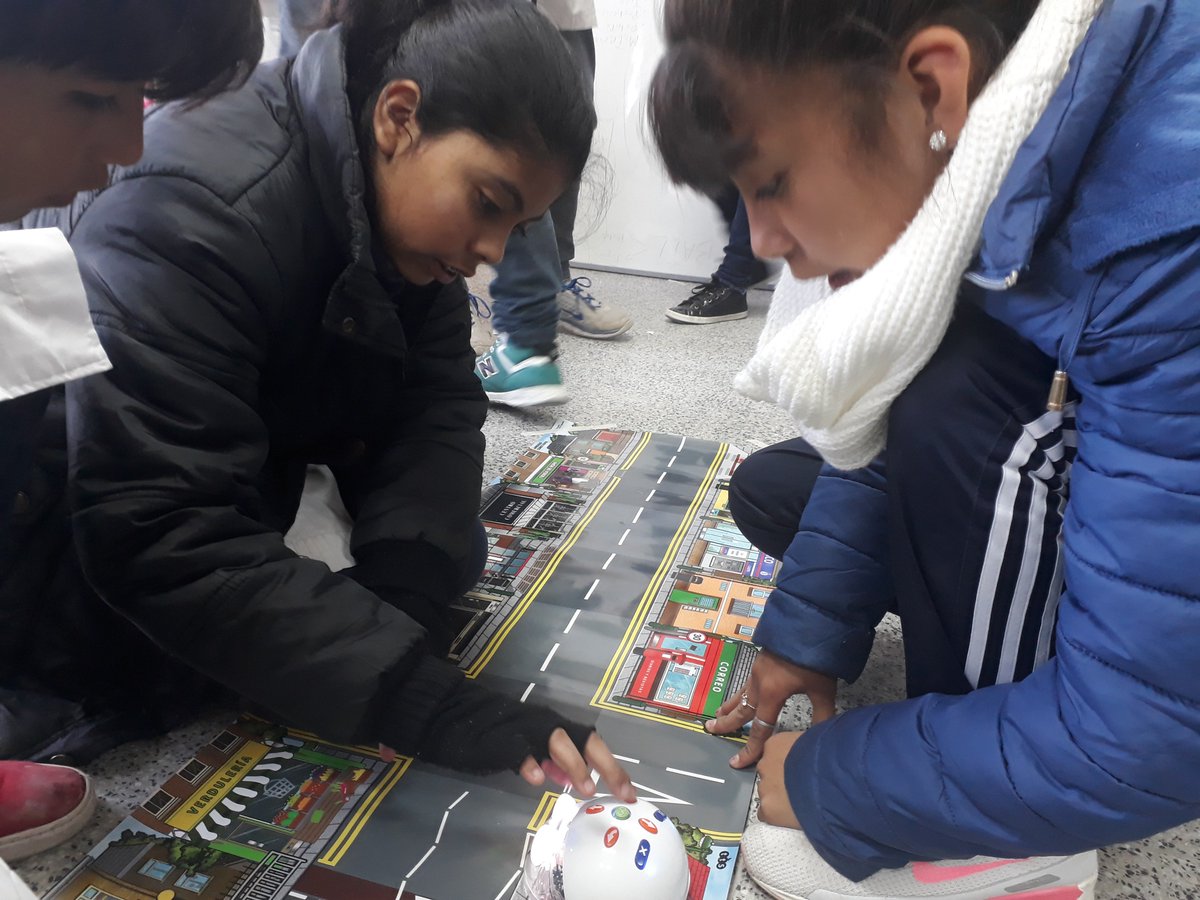 zlameloide's tweet photo. ¡Un lunes a pleno!
Siguiendo con la propuesta de acompañar a las escuelas en la implementación de los nuevos NAP (programación y robótica) estuvimos con alumnos de la escuela N° 4049.
#AprenderConectados @SaltaConectados @sarcienaga @cristian_ortin @s_sciesalta @MEducacionSalta https://t.co/7U0whunDAs