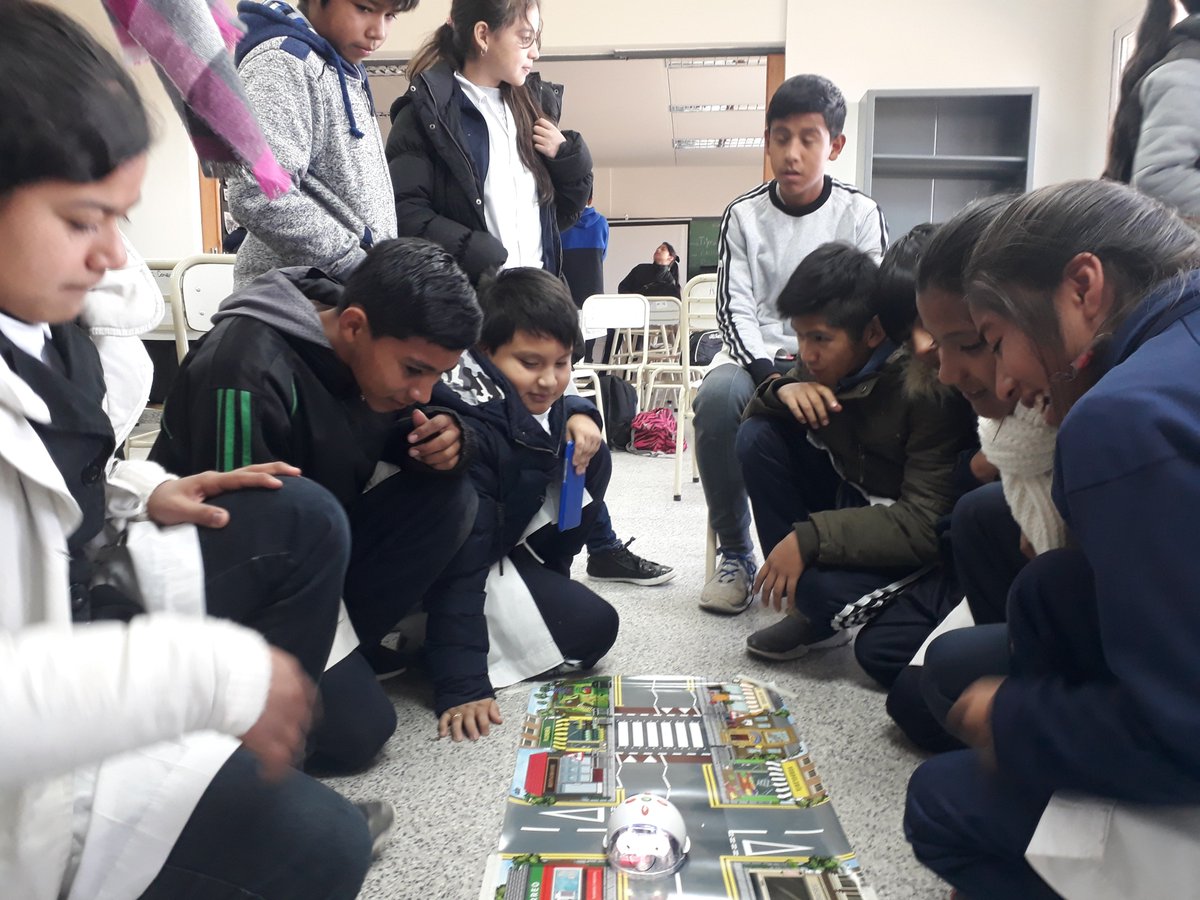zlameloide's tweet photo. ¡Un lunes a pleno!
Siguiendo con la propuesta de acompañar a las escuelas en la implementación de los nuevos NAP (programación y robótica) estuvimos con alumnos de la escuela N° 4049.
#AprenderConectados @SaltaConectados @sarcienaga @cristian_ortin @s_sciesalta @MEducacionSalta https://t.co/7U0whunDAs