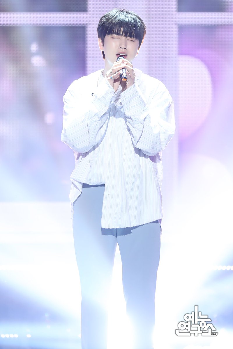 MBC_entertain's tweet photo. 바나~~♡♡ 오늘은 정환이 보기 좋은 날❣️
연구원이 가져온 최고 보컬 삼돌이 현장포토🎤
📷 ☞ https://t.co/FwmD1ccj3h
190608 #쇼음악중심 #음중 #산들 #SANDEUL #날씨좋은날 #OneFineDay @_B1A4OFFICIAL https://t.co/BF1xaugxIt