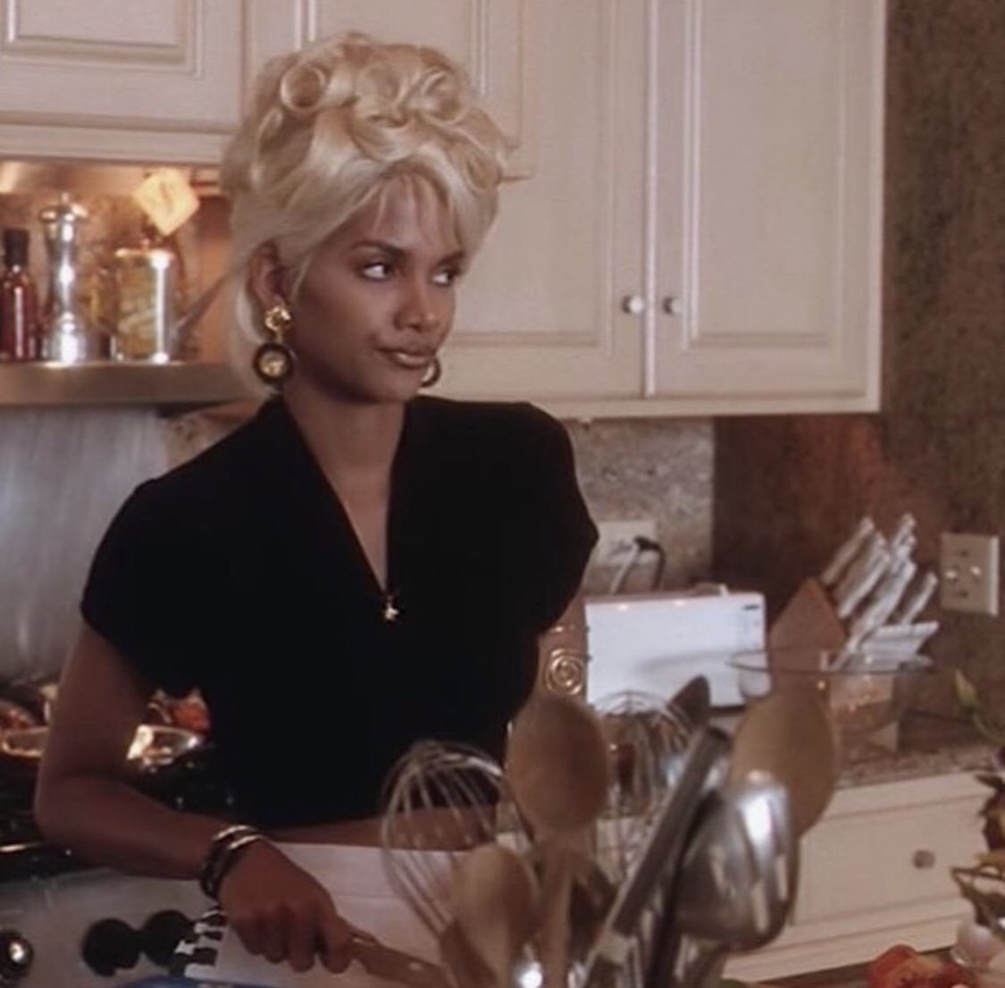 aht, on Twitter: "+ halle berry owned &amp; delivered in blonde + platinum  hair 🌬. https://t.co/ytm8ulSpeo" / Twitter