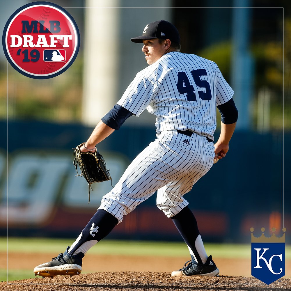 UCSDbsb's tweet photo. Congrats again to our #MLBDraft class of RHPs Ted Stuka (Rd. 14) and Jonah Dipoto (35). 2nd straight year #UCSanDiego led #CCAAbsb. 2nd in a row with multiple picks for 1st time in program history. Ted is highest in 30 years!
๐ https://t.co/FXFdLm8gNi
#GoTritons ๐ฑ #ProTritons https://t.co/oQJwUZQY8R