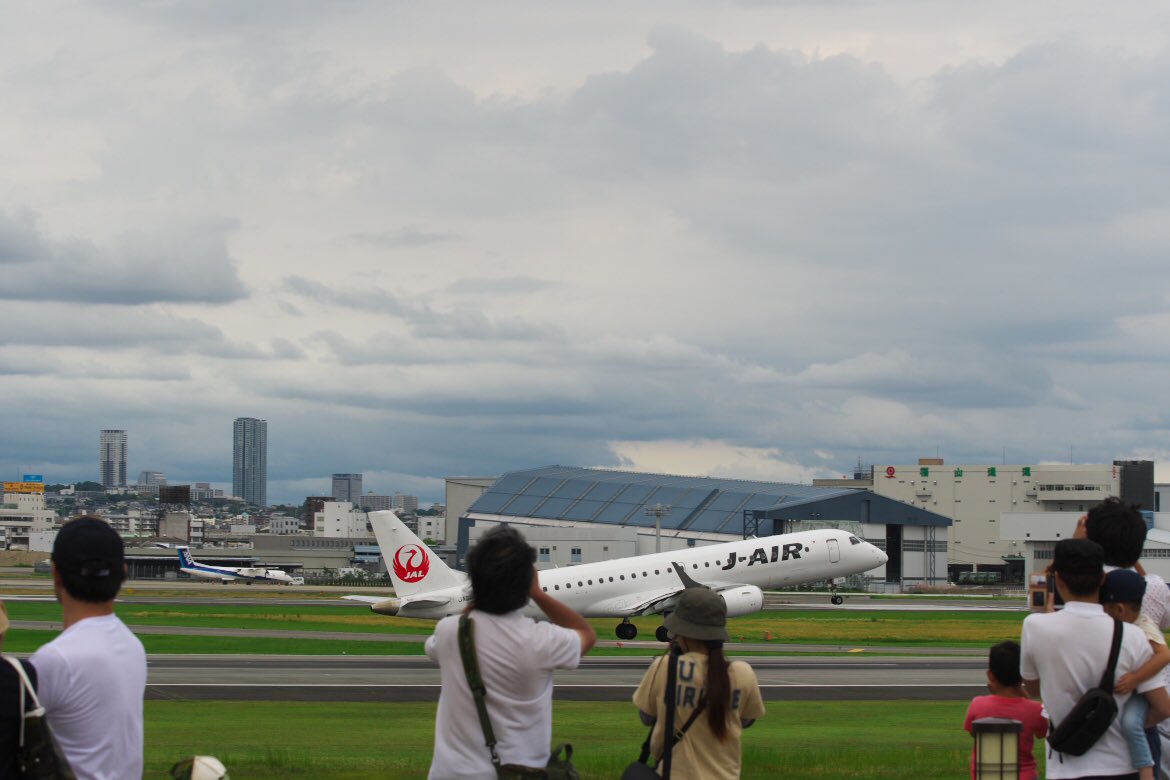 k_767t's tweet photo. 老若男女問わずみんなが注目、伊丹のRW14。
#JAL #JAIR #伊丹空港 #RW14 https://t.co/9lOksbVxK9