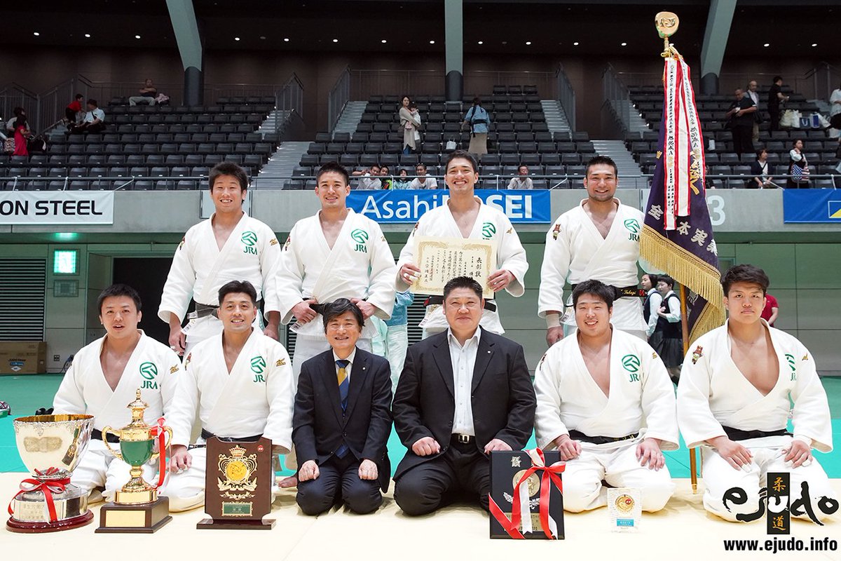 eJudo's tweet photo. 【レポート】日本中央競馬会が2年ぶり5度目の優勝、影浦心が勝負どころで貴重な勝利・第69回全日本実業柔道団体対抗大会男子第1部即日レポート

※全試合の対戦詳細と戦評を付しています
https://t.co/1aUU2nlzNu https://t.co/dh4w6ohmAh