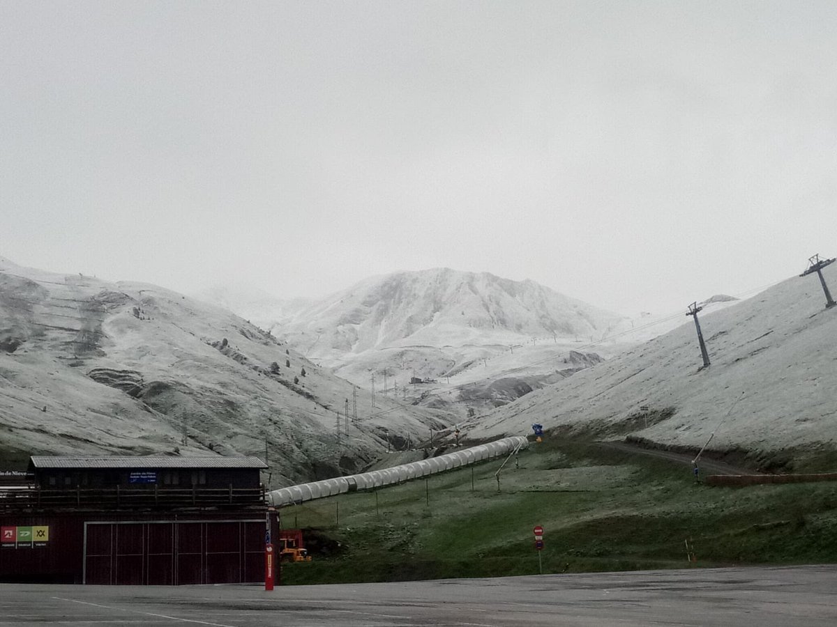 Así de blanco amanece hoy en Astún...en junio 😳😜