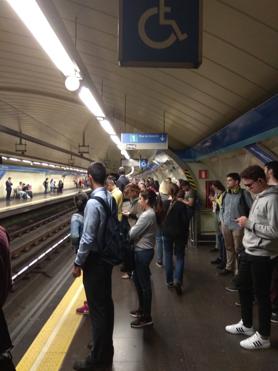 belenML_'s tweet photo. @metro_madrid Normalizada no... Andén lleno y sin tiempo de espera del metro estimado https://t.co/dqVF5q1oyc