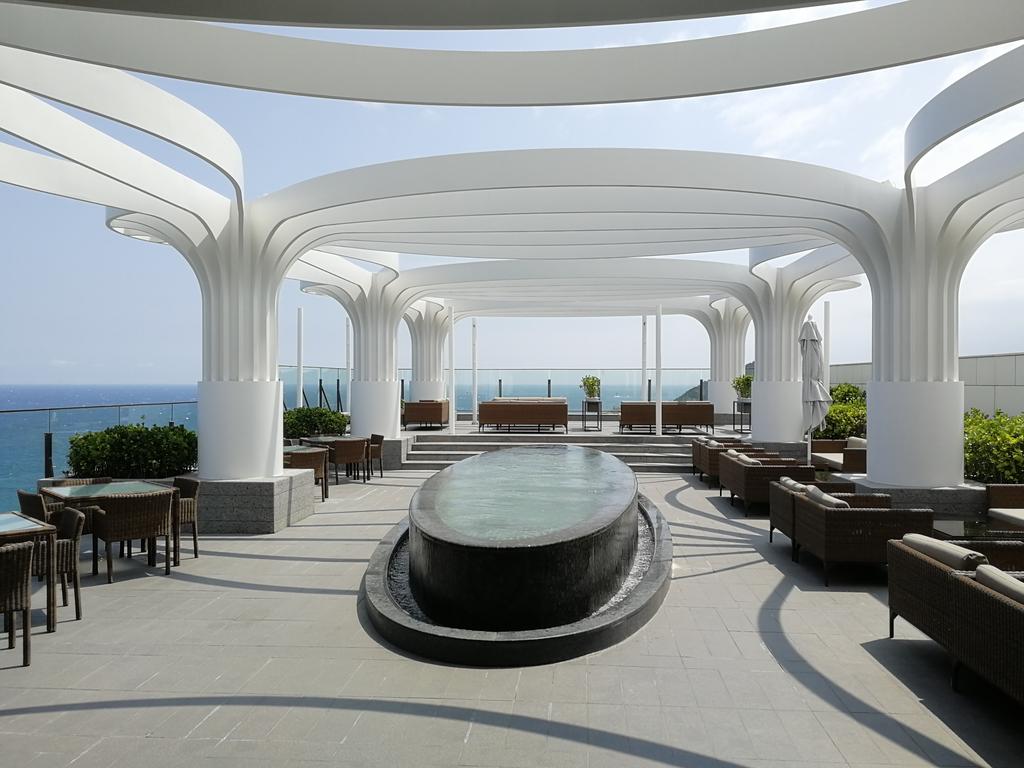 ExhibitionWorld's tweet image. A bit in awe of @HiltonHotels #Busan..some of the most amazing design and architecture we've ever seen in a hotel. It even has its own library. @KoreanTravel #eventprofs #meetinkorea