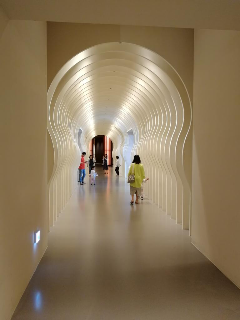 ExhibitionWorld's tweet image. A bit in awe of @HiltonHotels #Busan..some of the most amazing design and architecture we've ever seen in a hotel. It even has its own library. @KoreanTravel #eventprofs #meetinkorea