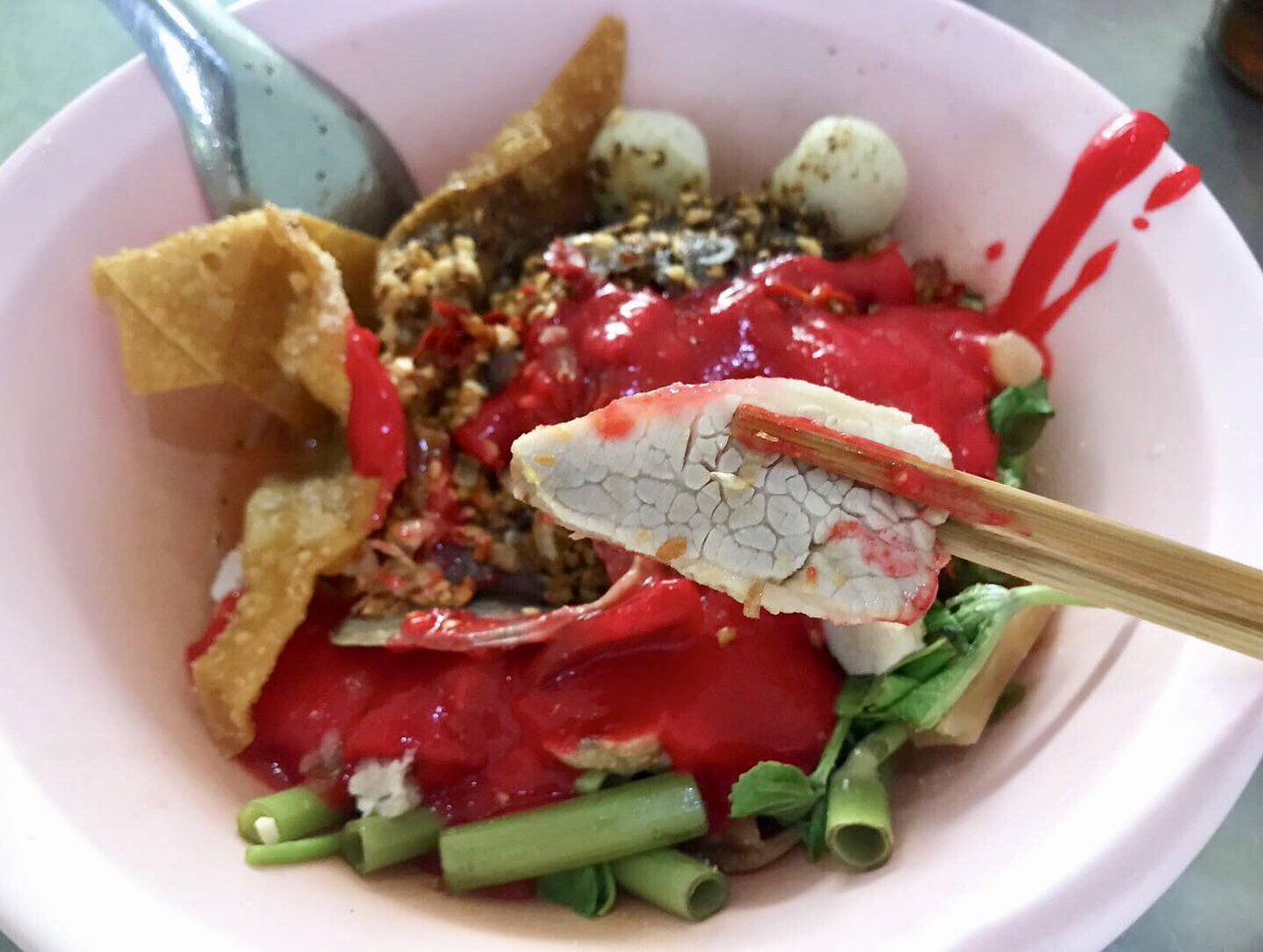 GerrardNan's tweet photo. ก๋วยเตี๋ยวเจ๊เล็ก ซอยข้างสน.เตาปูน มีก๋วยเตี๋ยวหมูกับเย็นตาโฟ เครื��องหมูเค้าดี หมูชิ้นไม่แห้งไม่มันเกินไป เย็นตาโฟเข้มข้นมาก เย็นตาโฟที่นี่เค้าใส่เครื่องหมูด้วย ชอบมาก ลืมบอกเอาแต่หมูอย่างเดียว เกี๊ยวร้านนี้ก็อร่อยใช้ได้ ต้มยำต้องบอกหวานน้อนไม่งั้นหวานเกิน #อร่อยไปแดก @aroii https://t.co/9p5HBHdYfm