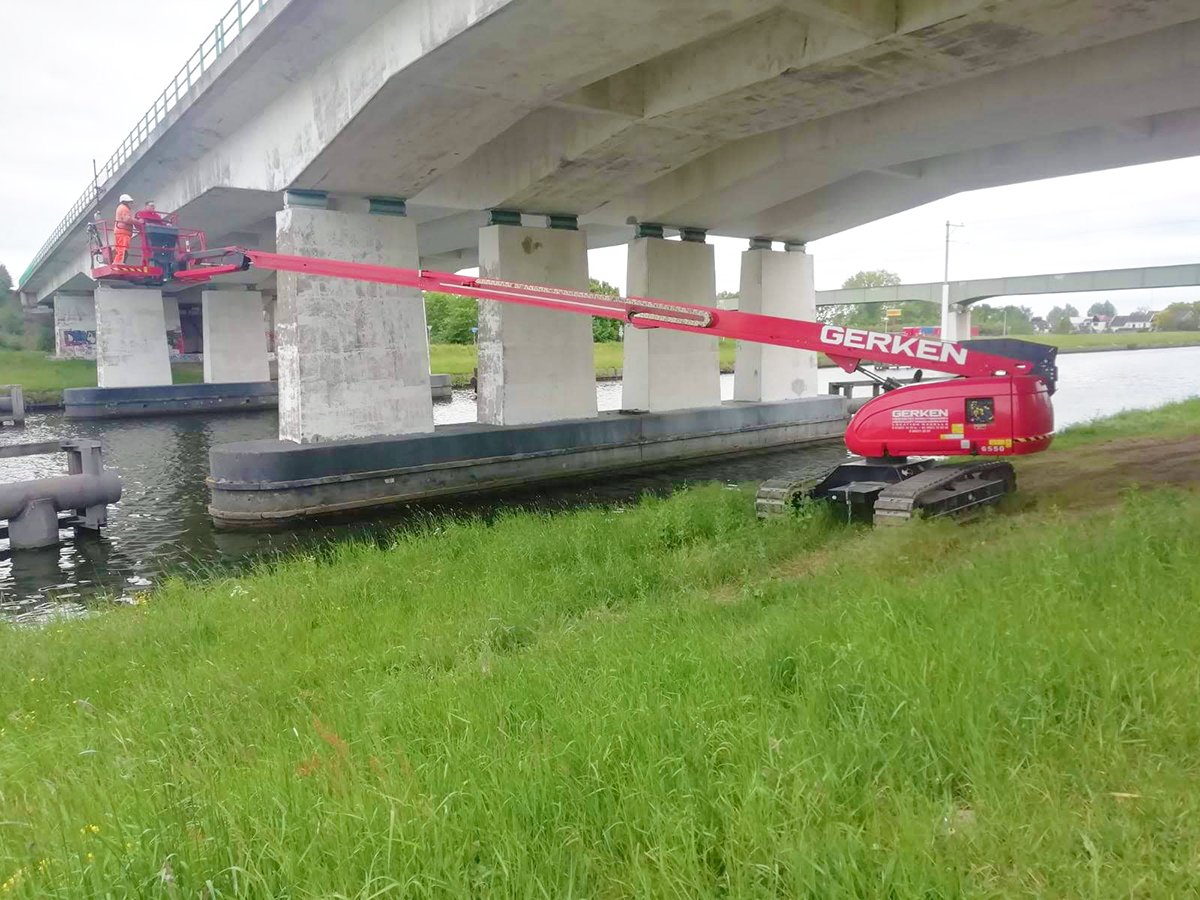 Voor het inspecteren van de burg is er gekozen voor een Rupstelescoophoogwerker  GTK 224-25 van wege