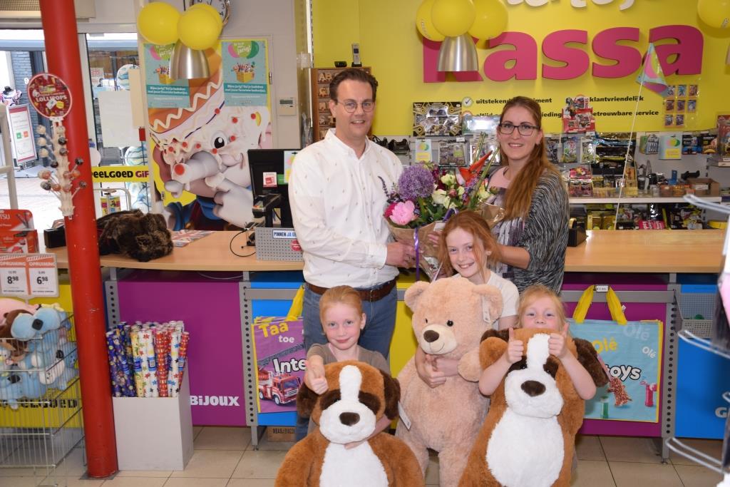 flippastiel's tweet photo. Winnares maandprijs Intertoys en haar drie dochter #dolgelukkig. Ook de bloemen van Meeuwsen vielen super in de smaak. "De prijs komt heel goed terecht!" vindt Edwin Meijer. #droomprijs #kinderparadijs #FlipPas #sparenenwinnen #tieldoethet https://t.co/yaoVtWdtuU