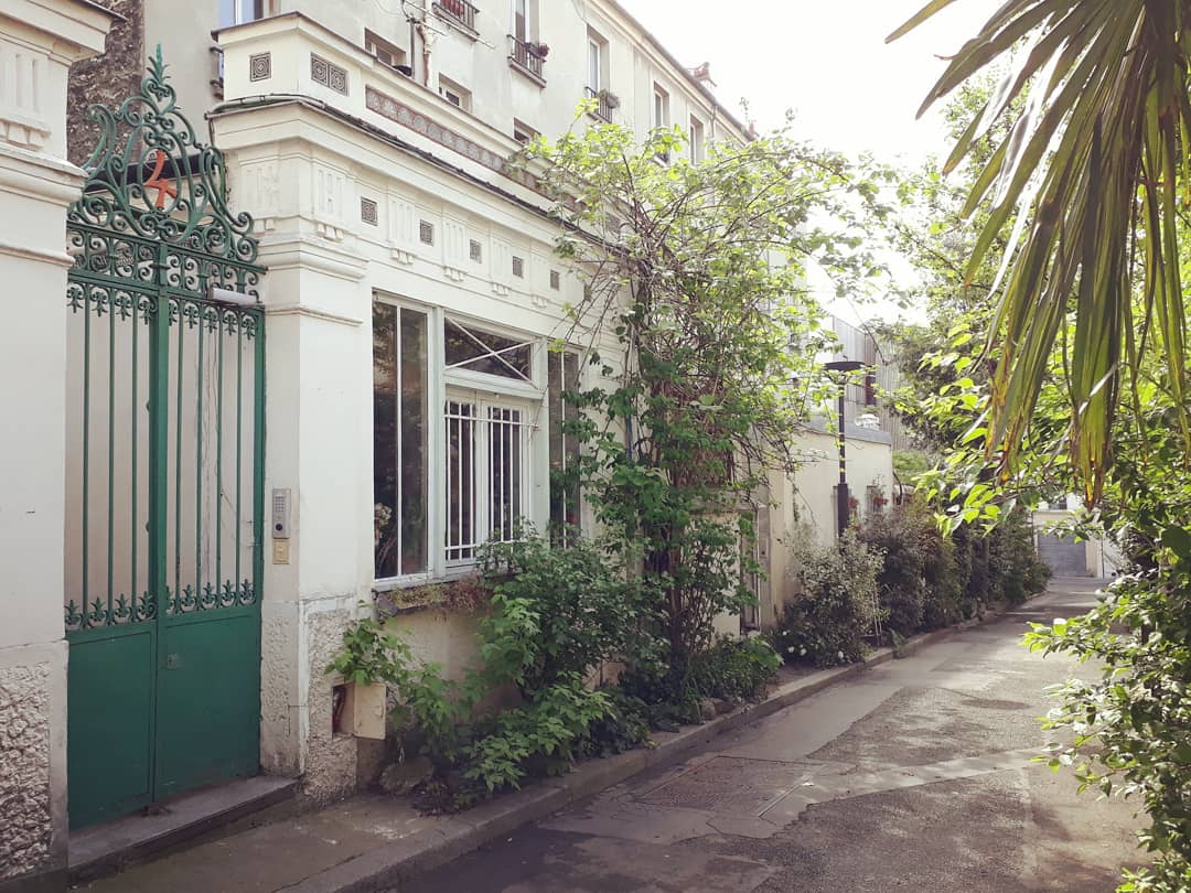 1MomentInParis's tweet photo. Direction #Belleville pour découvrir la Villa de l’Ermitage et la Cité Leroy. Vidéo ici👉https://t.co/nIoaOfHuLy👈full video 🇺🇸Embark for the district of Belleville to discover the Villa de l’Ermitage and la Cité Leroy
🤩 #thisisparis #parisjetaime #paris20 #StreetArt #France https://t.co/qYsu6qLpDc