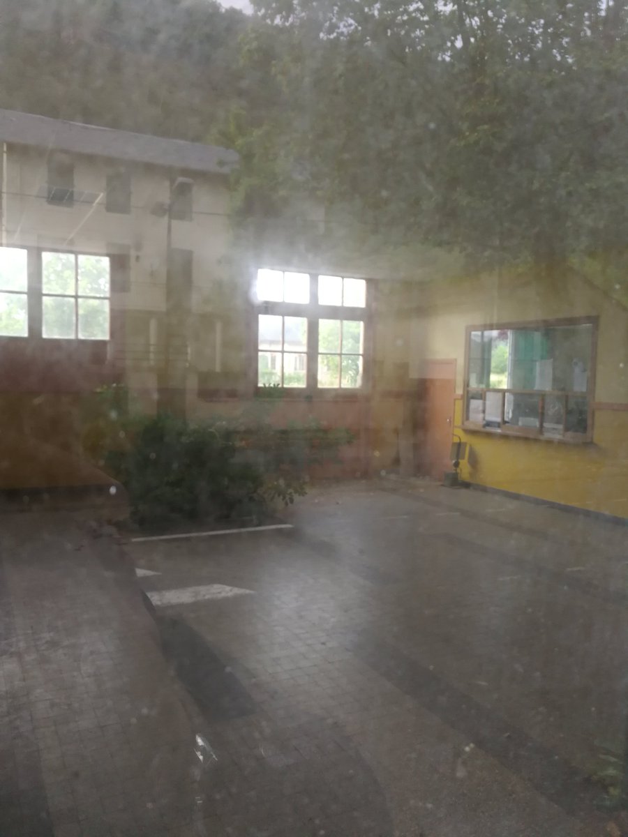 greenvincent's tweet photo. [#TravailAuVert] Arrivé à #Lexos et découverte d'une belle gare mais complètement abandonnée depuis des années par la @sncf. #TarnEtGaronne #gare 

https://t.co/MnXK8IPXfS https://t.co/BwJcOrl5ng