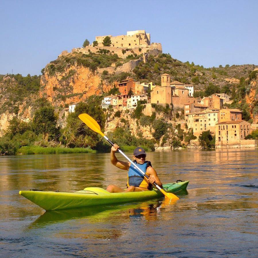 🚣🏼 Aprofitant el bon temps dels mesos d'estiu, ens disposem a navegar amb caiac pel riu Ebre, per gaudir de les vistes privilegiades dels pobles de ribera. 
📸 ©miravet.info