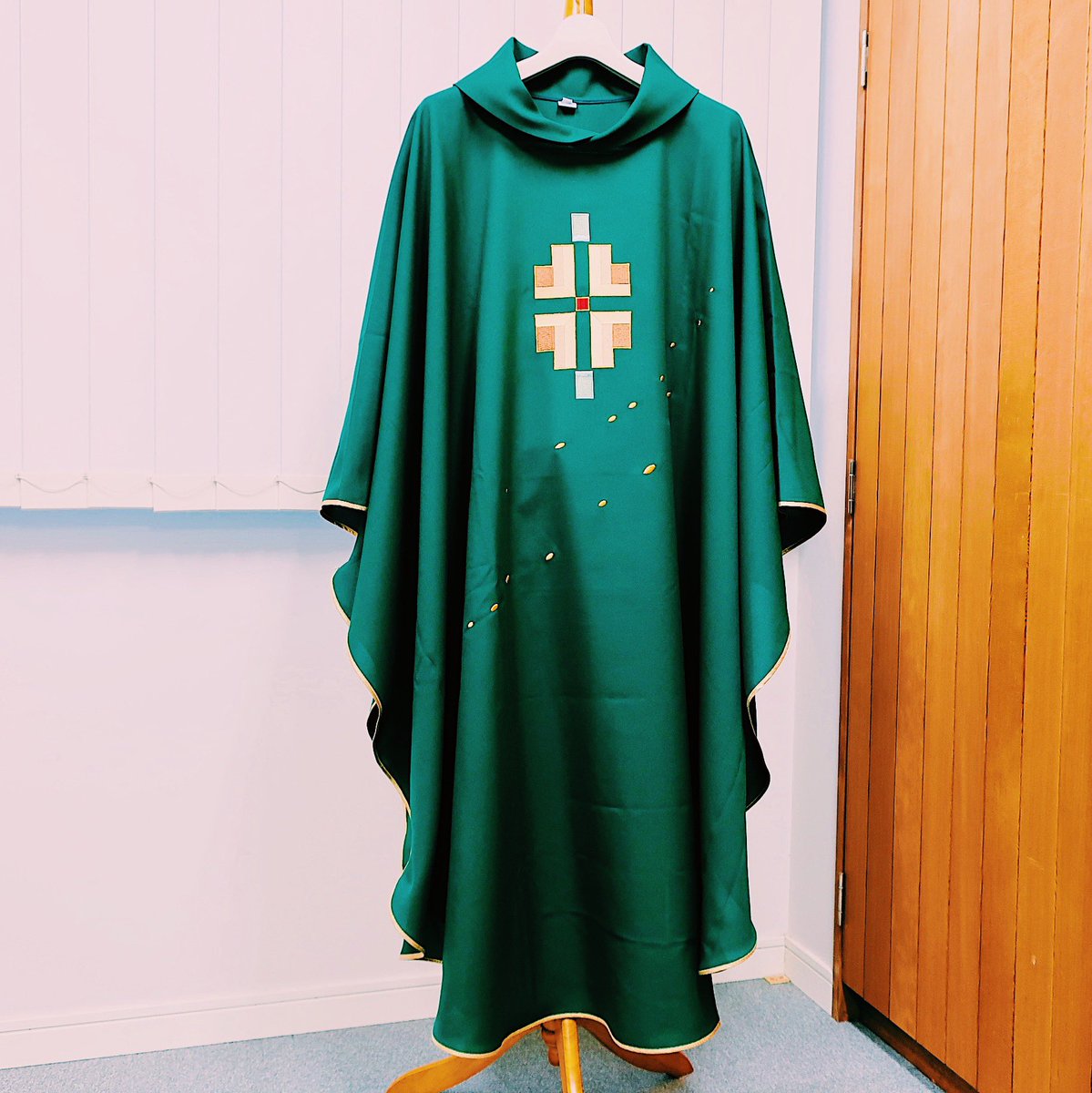 聖パウロ修道会サンパウロ On Twitter 聖霊降臨も終わり カトリック教会では 年間 と呼ばれる期間となりました 緑色 には 希望 歩みの堅実さ 忍耐深く聞くという意味があるそうです カトリック 教会 典礼 年間 緑 希望 忍耐 堅実 祭服 カズラ