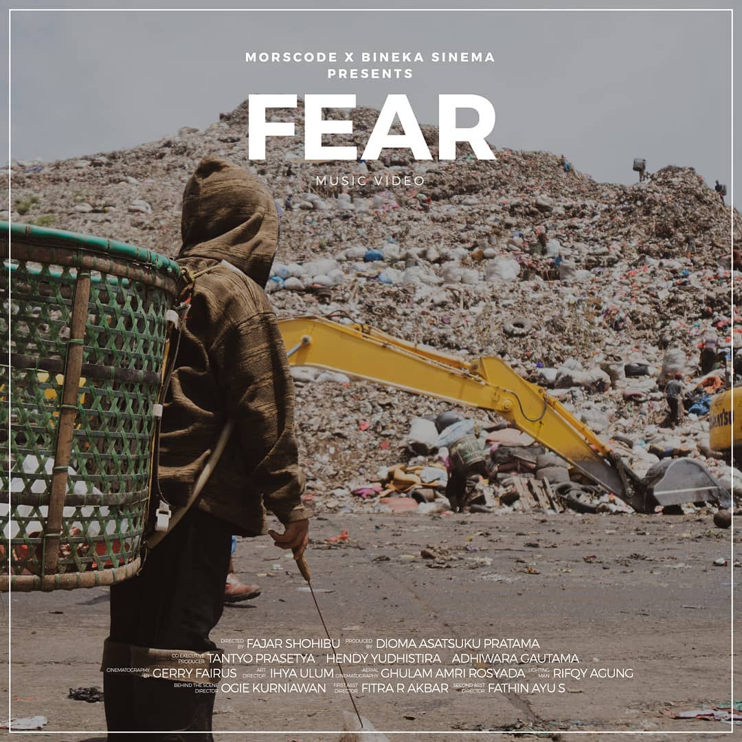 .<a href="/morscodeband/">MORSCODE</a> meluncurkan single ketiga dalam bentuk musik video bertajuk “Fear”. Tahapan musik video ini diakhiri dengan donasi lewat website kitabisa.com. Video ini menggambarkan kisah dua anak pemulung yang menetap di Bantar Gebang. Sudah lihat musik videonya?