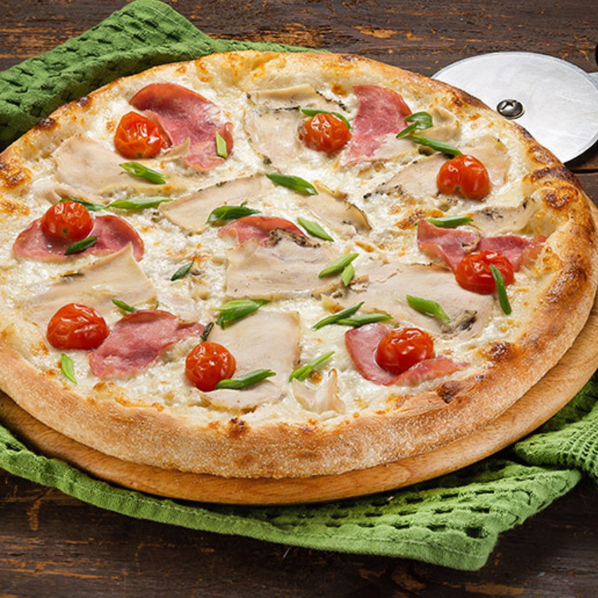 Коне пицца. "Пицца". Пицца поло. Пицца пи Великие. Пицца с колбасой и сыром.