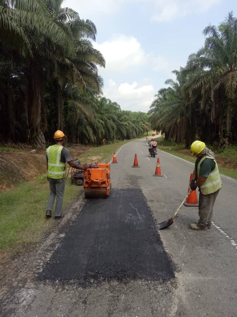RC_temerloh's tweet photo. #R01 Kerja tampalan kekal #pothole di #ft1518 #sec12 #bera #teamroadcare @Roadcare_Phg @baru_bian @HjAnuarTahir @CSFJ_JKR @MOWorks @JKRMalaysia @Roadcare_Phg @JKRPAHANG @JeDi_Bera @BeraJkr @Roadcare_Msia @kpkrjkr https://t.co/lFmJUvTaX6