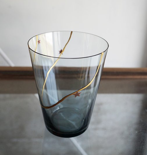 河井 菜摘 Natsumi Kawai در توییتر ガラスの金継ぎに銀の星の蒔絵を飛ばしたのがこちら