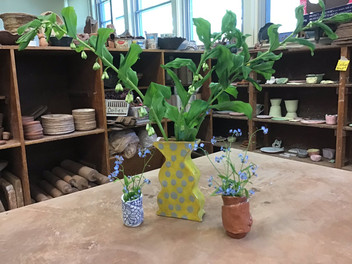 HRCEPotteryLab's tweet image. Spring flowers always look better in hand made vases from the HRCE Pottery Lab. #SeeWhatIAmLearning #ThanksToYouHalifax