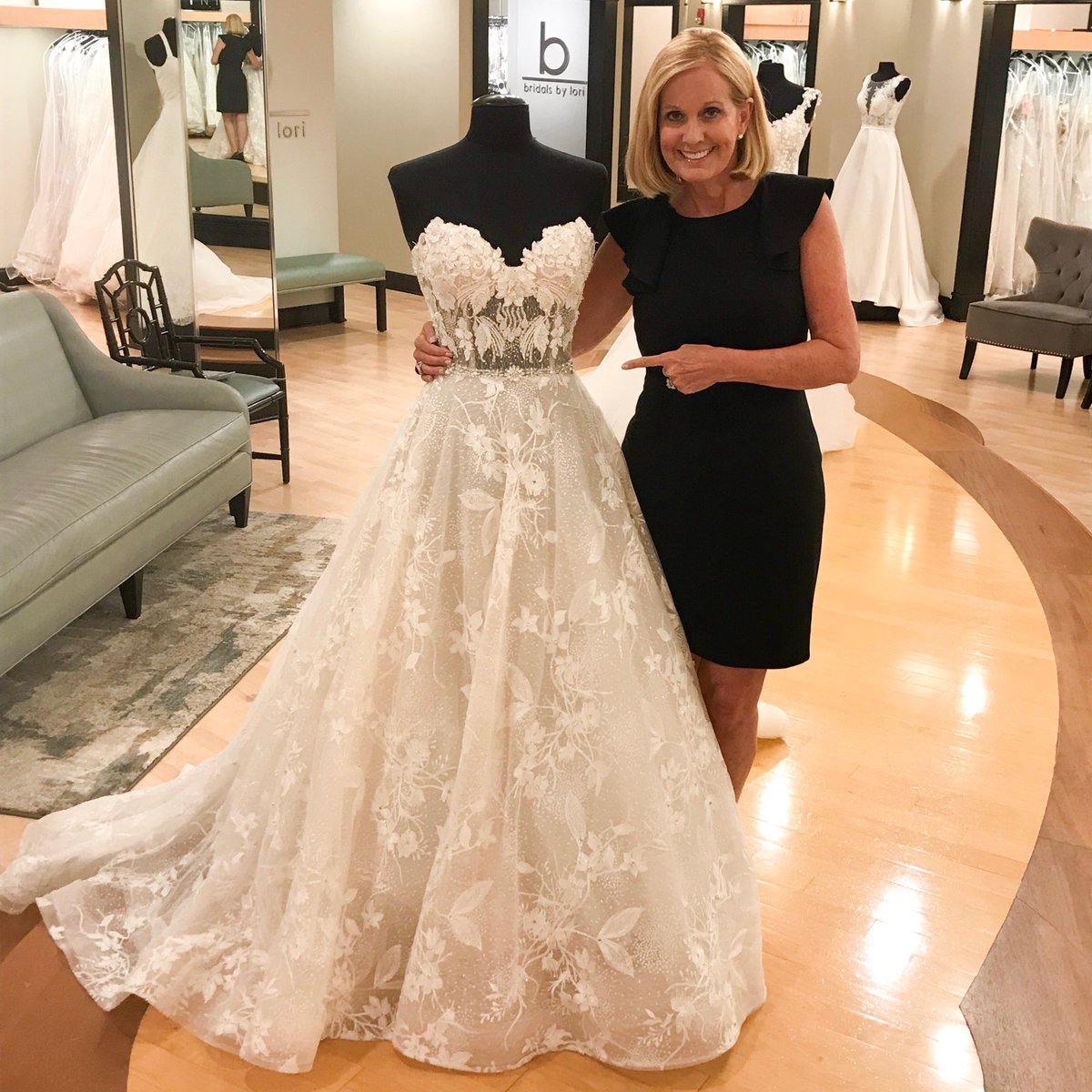 CandyCannoli's tweet photo. MT "@loriallensyttd: Let me show y’all my dress of the day!  What do you think? https://t.co/TMT1dBuiNC"