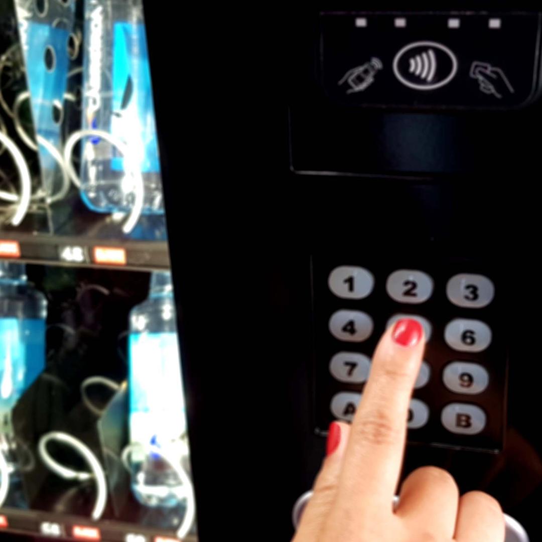 TakeXaGlobal's tweet photo. Lograr un equilibrio entre experiencia y seguridad para tus clientes, garantiza fidelidad y confianza. #Vending #VendingMachine #App #Takexa #Devolucionesen30s #Digitalización #TiC https://t.co/cKyDypsYbP