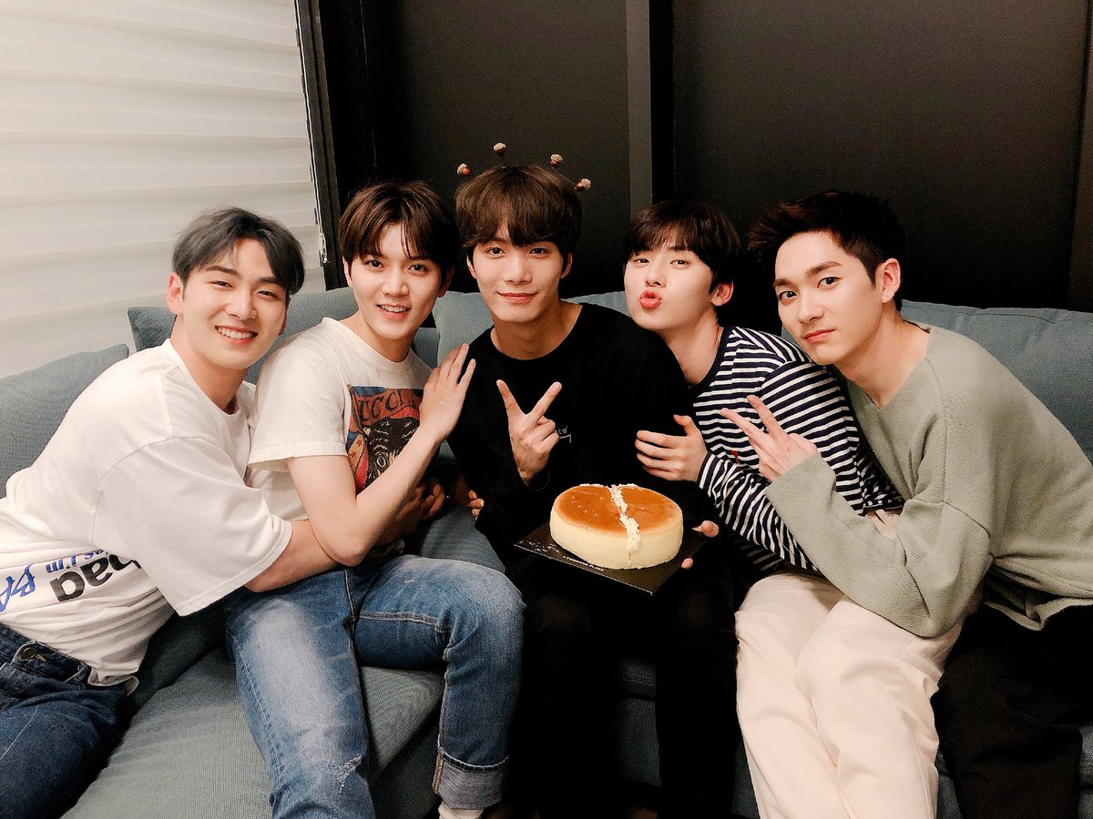[NU'PAPA] 눈빛만 봐도 모든 걸 알 수 있지요😅 비밀인 듯 비밀이 아니었던 쩨아리의 깜짝 생일파티🎂 코끝 찡해지는 영상편지가 더해져 감동이 608배가 되어버린 해피쩨알데이는 사실 12시 땡할때부터 늉이들과 제육멤버까지 모두 함께였지요💓
#성공적인_해피_쩨알데이