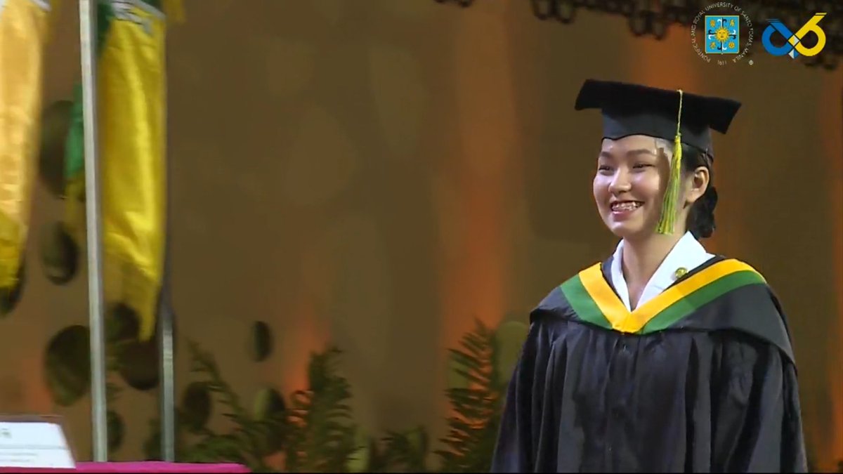 meismoon's tweet photo. Graduate na po ako mama and papa, graduate na din po kayo sana sa pagaaway. Haha 😂 Thankyou Lord ✨❤️ #Batch2019 #graduation #nursing https://t.co/2GkXH0lJtr