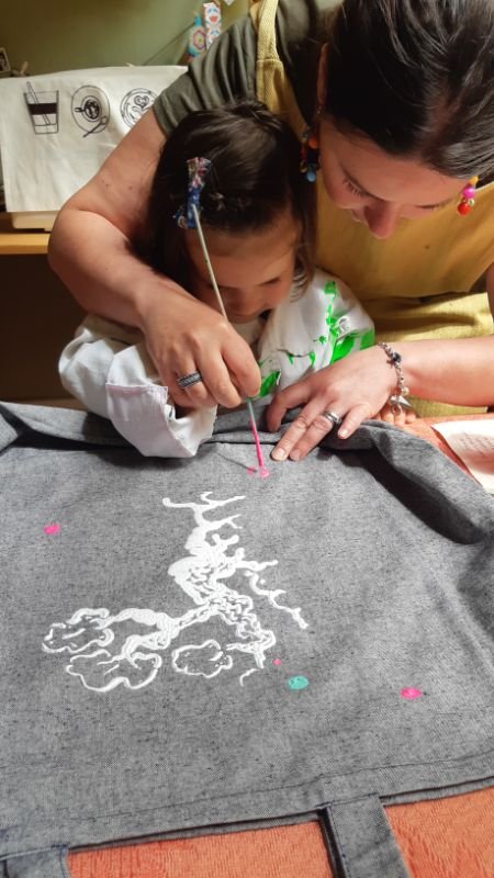 platymium's tweet photo. 🧔 BIENTÔT LA FÊTE DES PÈRES 🧔

Fabriquez un cadeau original avec vos loulous 👧👦
Grâce à notre atelier d'initiation à la sérigraphie, personnalisez un tote-bag en famille pour Papa ! 👜

Pour découvrir tous nos ateliers famille et enfants, c'est ici 👉 https://t.co/GNzFo8MLgW https://t.co/aX9uqN69jk
