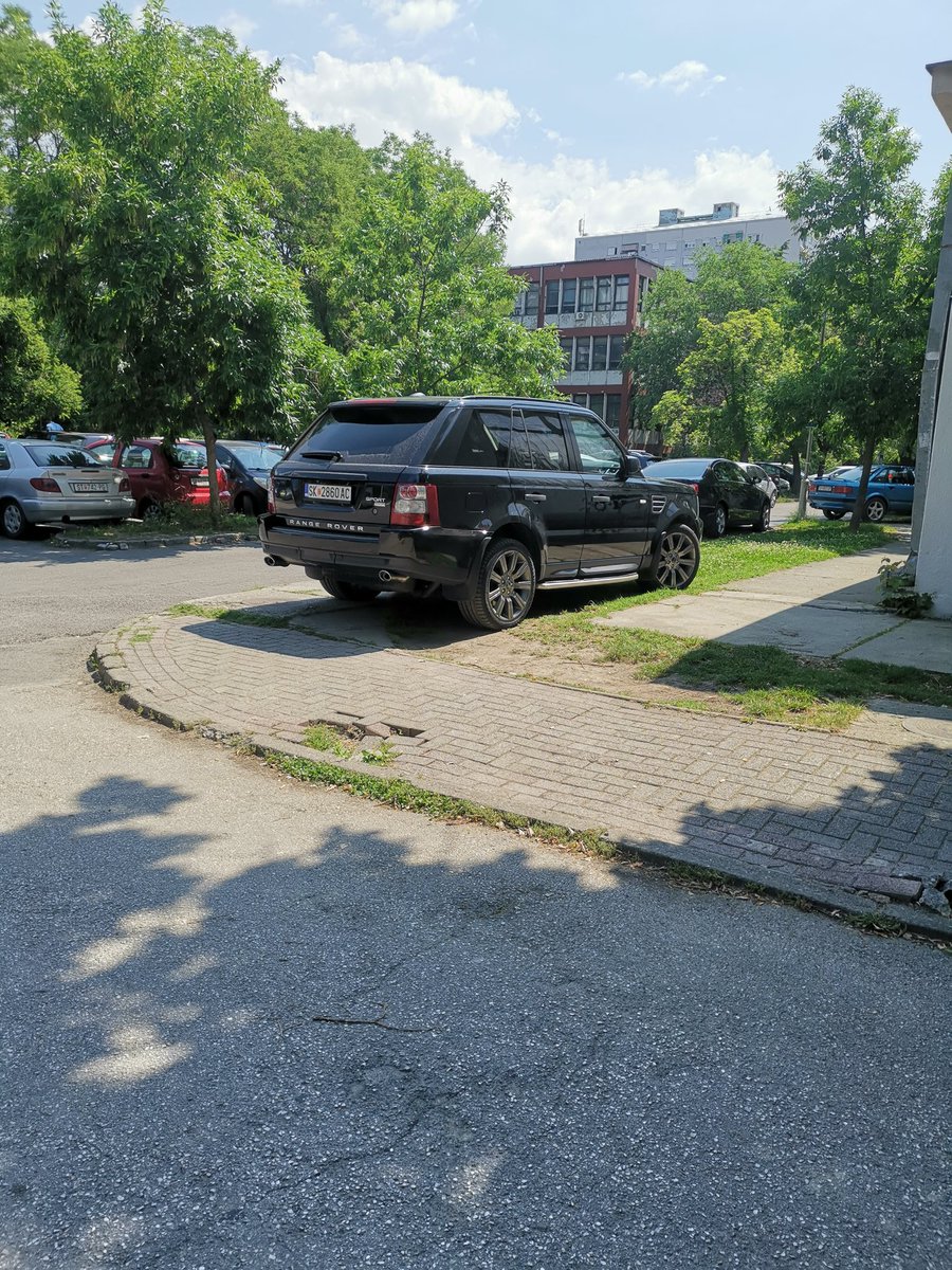 Џип баце најубаво се паркира на трева, на меко