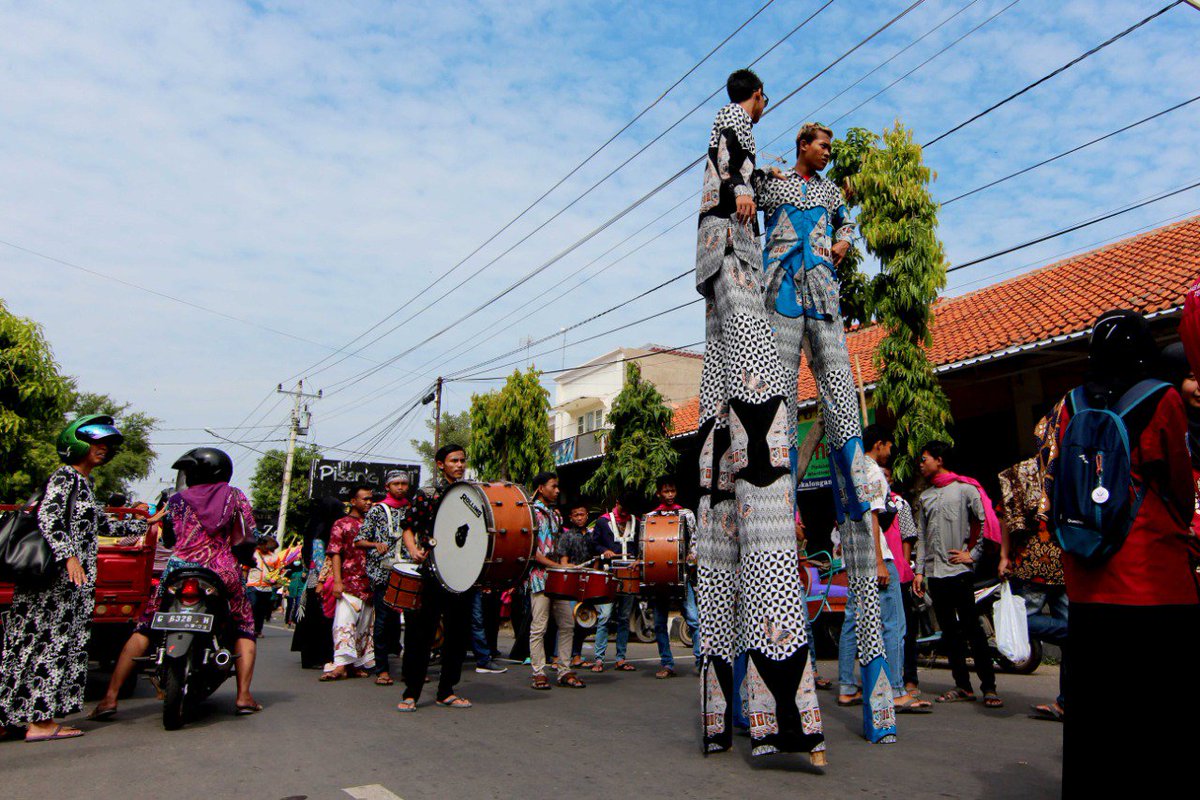 Jlamprang Kultur Pekalongan 2019 , diikuti seluruh masyarakat Kota Pekalongan serta Komunitas dengan Tema Kirab Budaya 1000 Canting Jlamprang, Beberapa peserta kirab saat melintasi Jl.H.Agus Salim Kota Pekalongan, Selasa(11/6/2019).