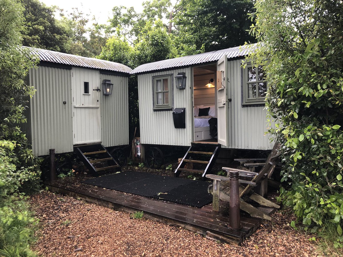 A birthday retreat, escape for the night with <a href="/anniemoody07/">Annie Moody</a> #thepigonthebeach 👏🏼👊🏼👍🏼