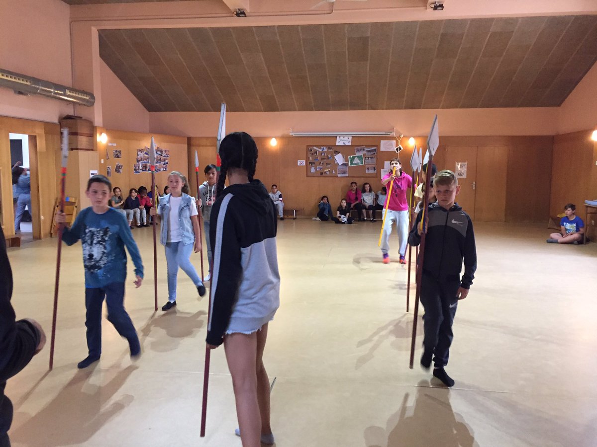 malagridaescola's tweet photo. Assajant cabeçuts i dracs per la festa de final de curs del divendres 14 de juny #6AB #escolamalagrida #farandula #olot Us hi esperem 17:30!! https://t.co/k9yFlgaw90