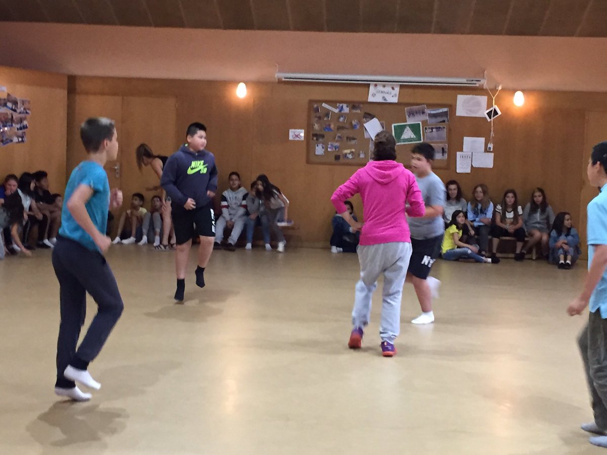 malagridaescola's tweet photo. Assajant cabeçuts i dracs per la festa de final de curs del divendres 14 de juny #6AB #escolamalagrida #farandula #olot Us hi esperem 17:30!! https://t.co/k9yFlgaw90