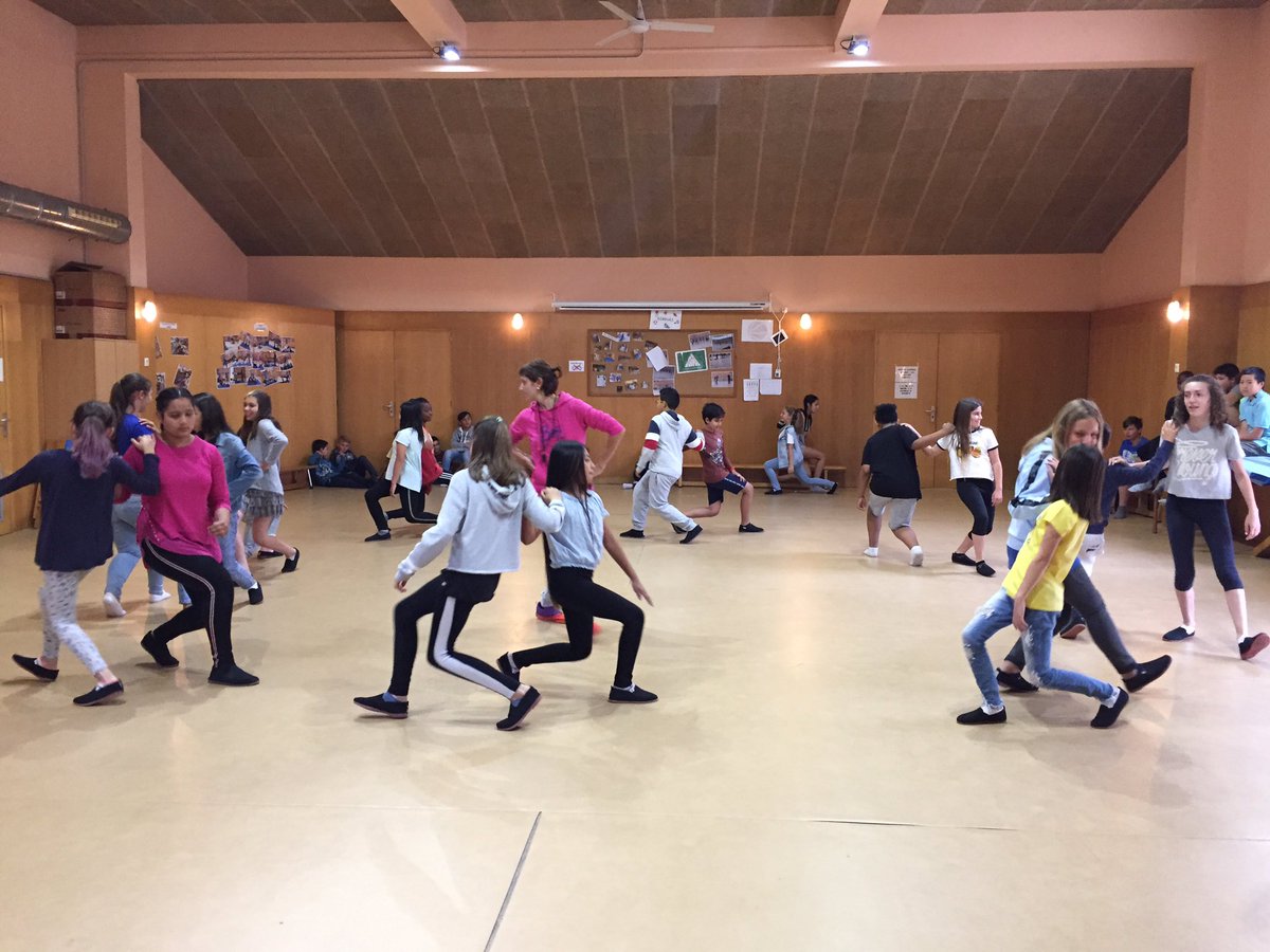 malagridaescola's tweet photo. Assajant cabeçuts i dracs per la festa de final de curs del divendres 14 de juny #6AB #escolamalagrida #farandula #olot Us hi esperem 17:30!! https://t.co/k9yFlgaw90