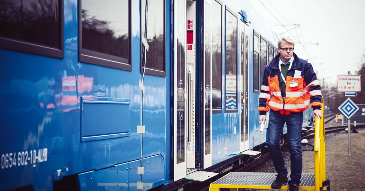 aktiv_online's tweet photo. #Industrie hautnah: Der Brennstoffzellen-Zug der Zukunft fährt in #Niedersachsen schon im Linienverkehr. 🚉 Ingenieur Stefan Schrank von @AlstomGermany hat den Triebwagen mitentwickelt, der den Strom für den E-Motor aus Wasserstoff gewinnt: https://t.co/VwRZIqaALZ
#MEIndustrie https://t.co/o1tgAmrCYA