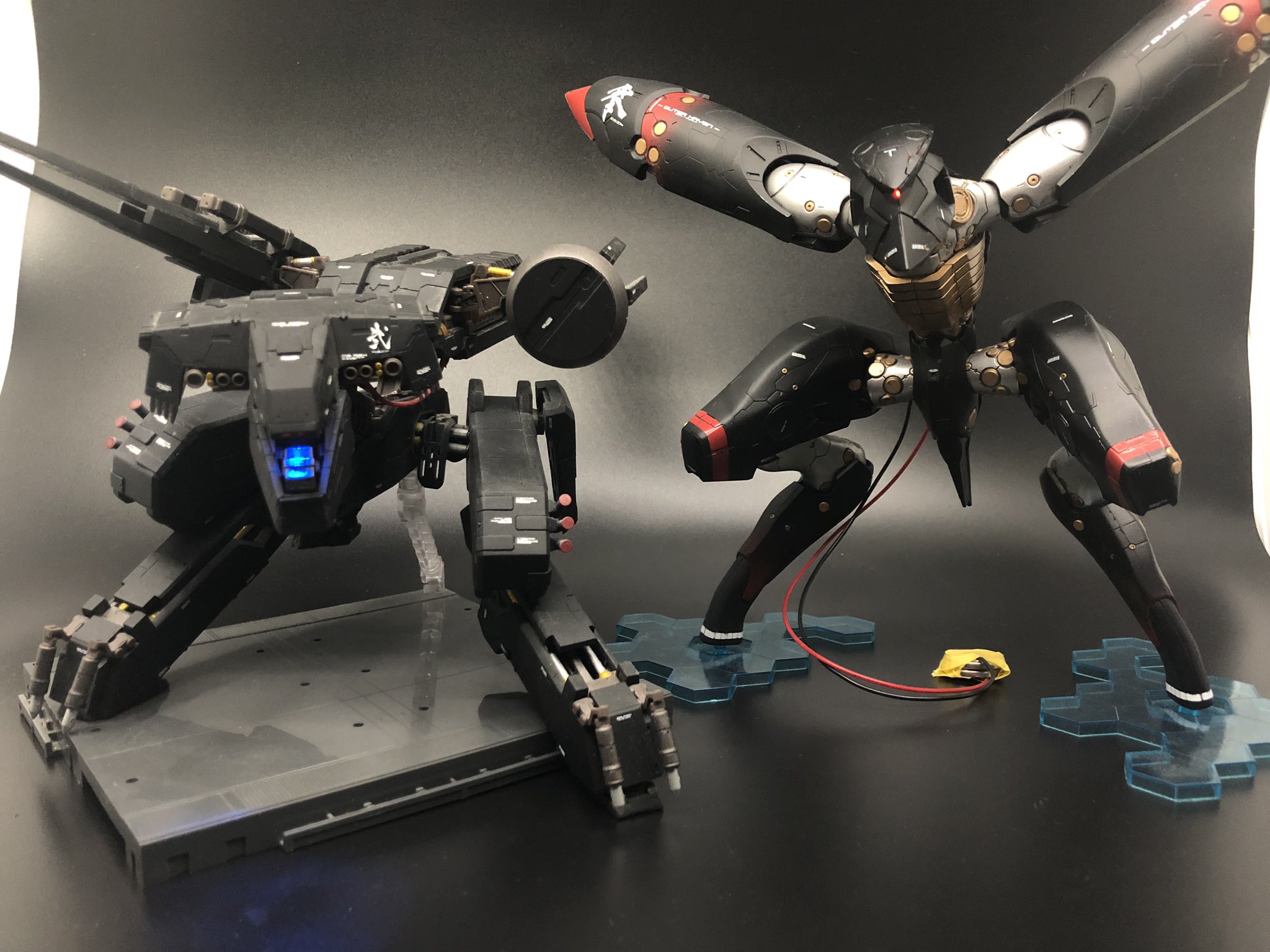 ミスレイ メタルギアray完成 せっかくだからメタルギアrexとツーショット どっちも黒のオリジナルカラー 意識したわけじゃないけどセンサー色が赤と青で対比になってる メタルギア プラモデル T Co Nzrgunaw00 Twitter