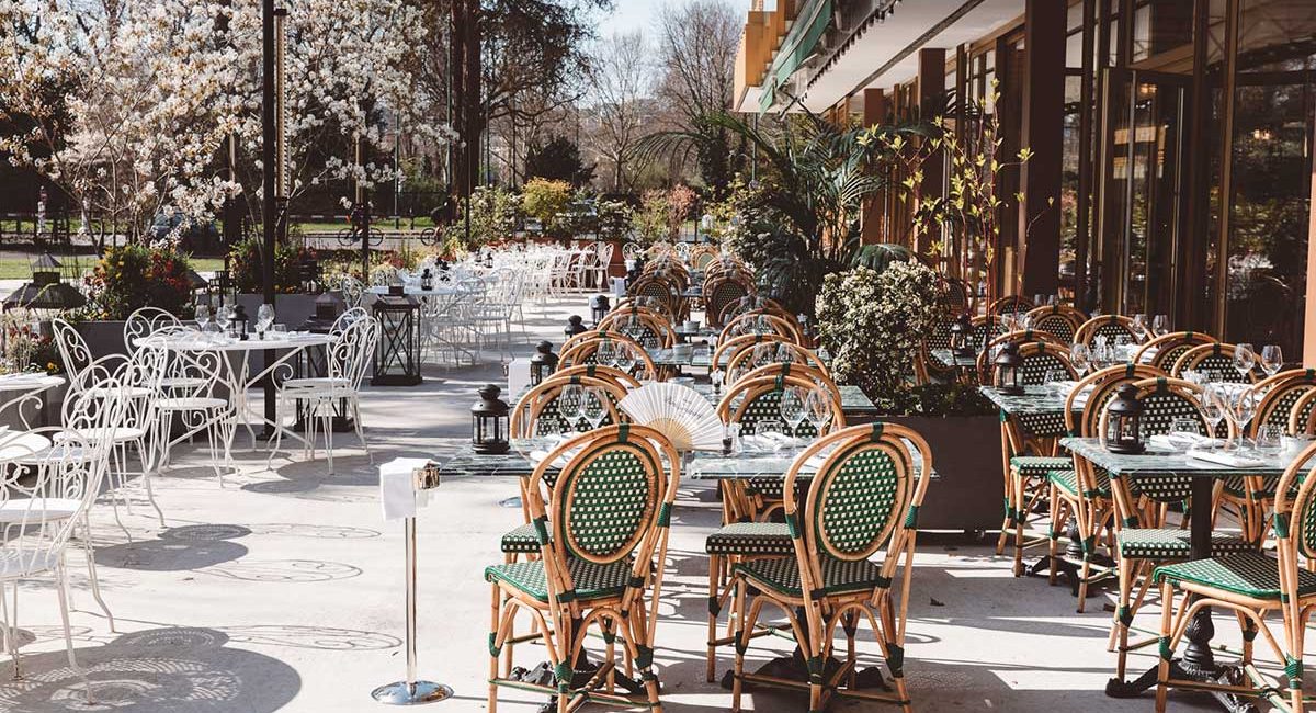 "La vraie star de la maison ? La grande terrasse de plus de 100 places où on déjeune et dîne “les pieds dans l’herbe” entre amis ou même en famille."
<a href="/pariscapitale/">Paris Capitale</a> présente la Brasserie ParisLongchamp  ⏩pariscapitale.com/restaurants-pa…