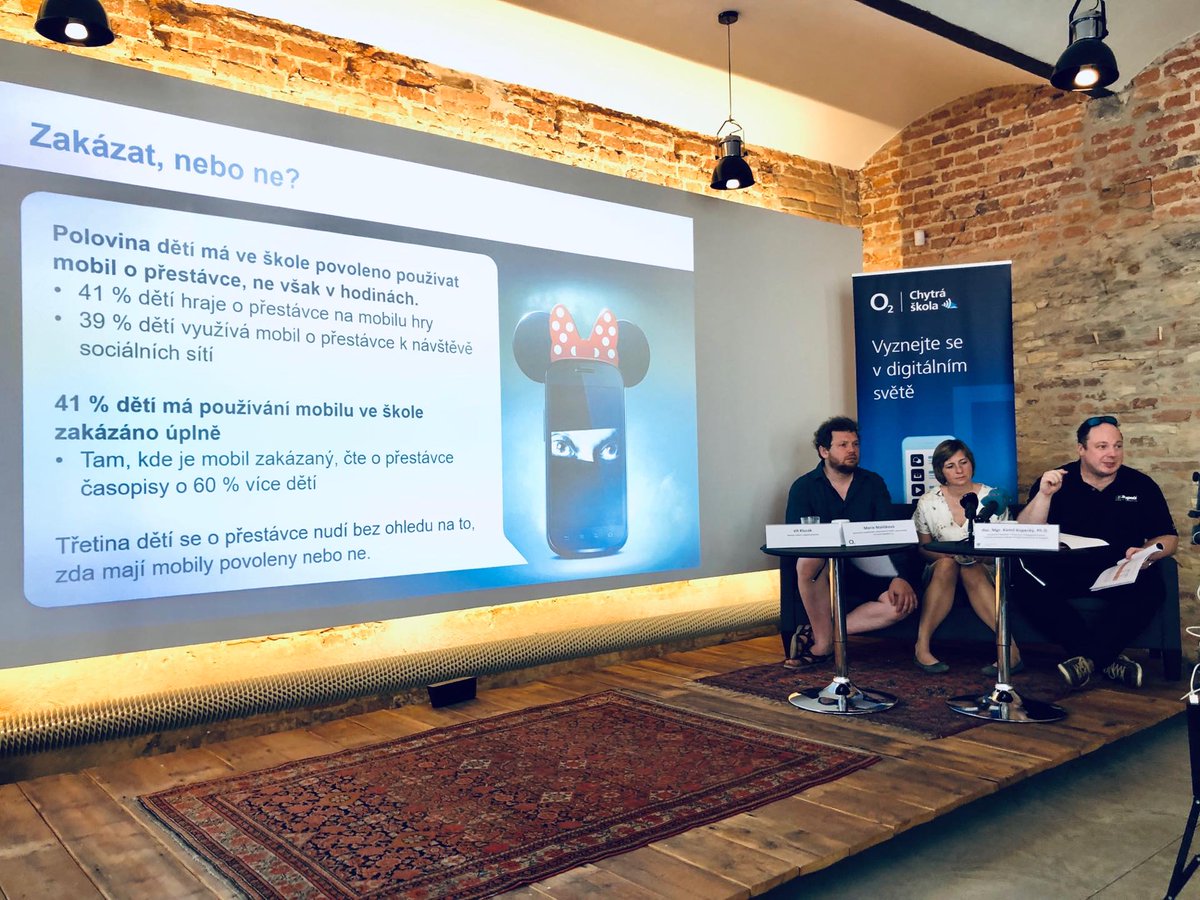O2_CZ's tweet photo. Seznamte se s výsledky jednoho z největších výzkumů chování dětí na internetu.
Záznam z TK České děti v kybersvětě najdete na Facebooku @DVTVcz ➡️ Hovoří režisér Vít Klusák, Marie Mališková z O2 a docent Kamil Kopecký z @UPOlomouc
#o2chytraskola
➡️ https://t.co/gxR9av1XhA https://t.co/aCCDt6QBr7