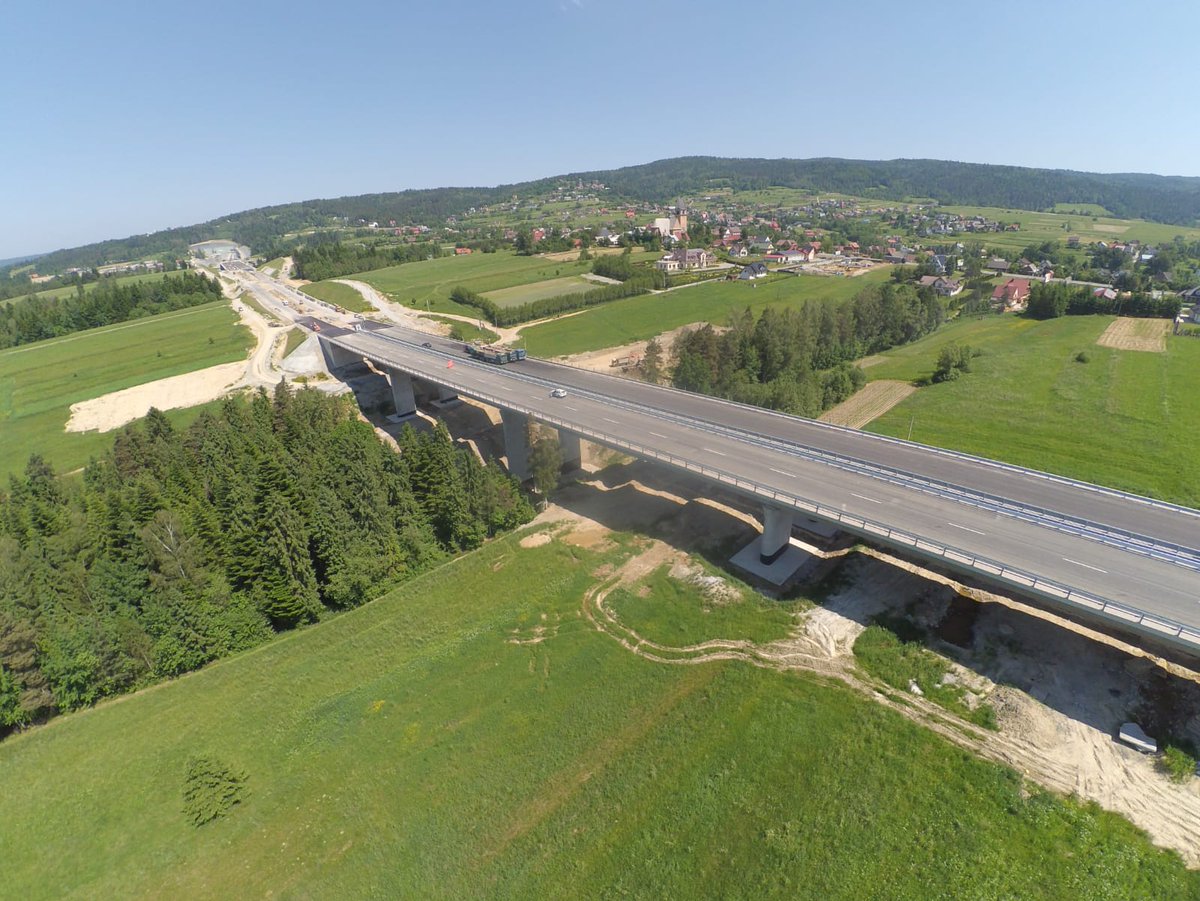 BridgeDept_K's tweet photo. Rozpoczęły sie badania próbnego obciążenia konstrukcji niosącej najdłuższego obiektu realizowanego w ramach #S7 #Zakopianka, obiekt o dlugosci blisko 1000 m jest jednym z kilku ambitnych obiektów na realizowanym przes SALINI IMPREGILO #BridgeDepartment odcinku III #ŁączymyPolske https://t.co/eEZQxdqG3A