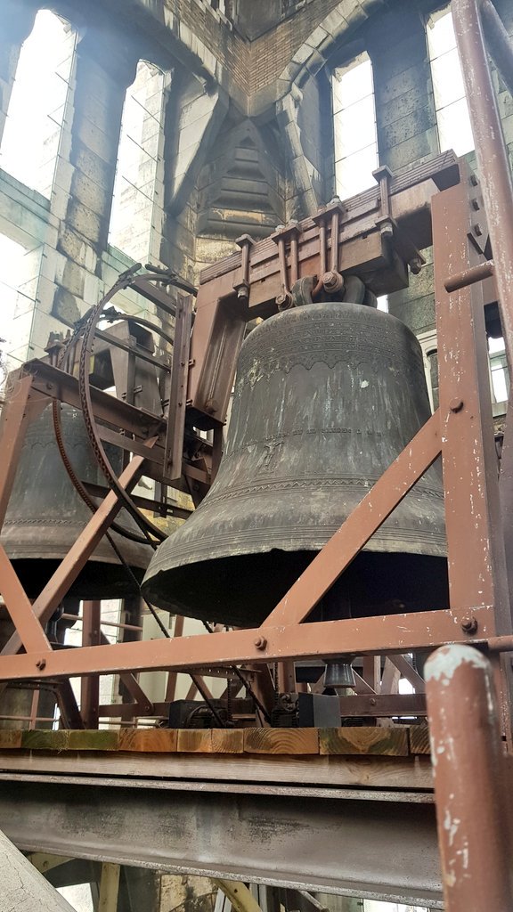 P_Reverdy's tweet photo. Visite exceptionnelle des trésors de la Basilique du Sacré-cœur ! Tant d'histoires y sont gardées en mémoire... et cette vue 😍 merci de nous avoir permis de marcher quelques instants sur le toit de #Paris @CometEntreprise @KarineDalle @dioceseparis https://t.co/bdKmsKgOHq