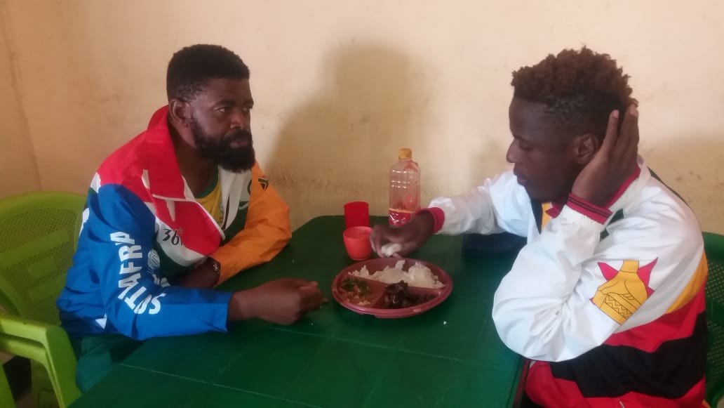 AlvinZhakata's tweet photo. #Lunchtime with my brother @MsilaBotha and we eating from the #samePlate becoz #SharingIsCaring 🇿🇼ZimSA🇿🇦 #SIMUNYE #WeAreOne
#CapeToCairo #IchavaNhoroondo https://t.co/ojfzHrJTGU