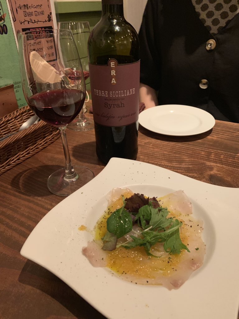 【RAINBOW cafe dining&amp;bar】
下北沢駅から徒歩2分のワインダイニング🍷

1番人気の肉盛り3種は1,780円！！

素材の味がしっかりしてるので、塩やわさびで食べるのも、とても美味しかったです😋

ボトルワインも1本3,000円程度なのでお酒の好き同士なら2人で1本開けるのもオススメ！
#デート #ワイン