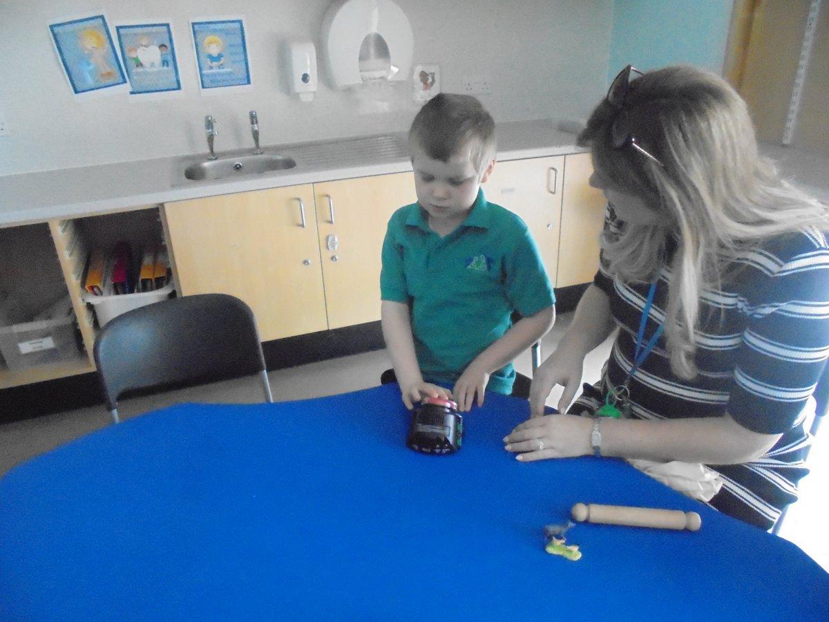 IsobelMair's tweet photo. Class Mull used a switch to support their communication, singing "Old MacDonald". They used the switch and selected the animal from the centre of the table. They then sang the song using Makaton. #makaton #communication #signing #farmtopic https://t.co/2n3591IeeY
