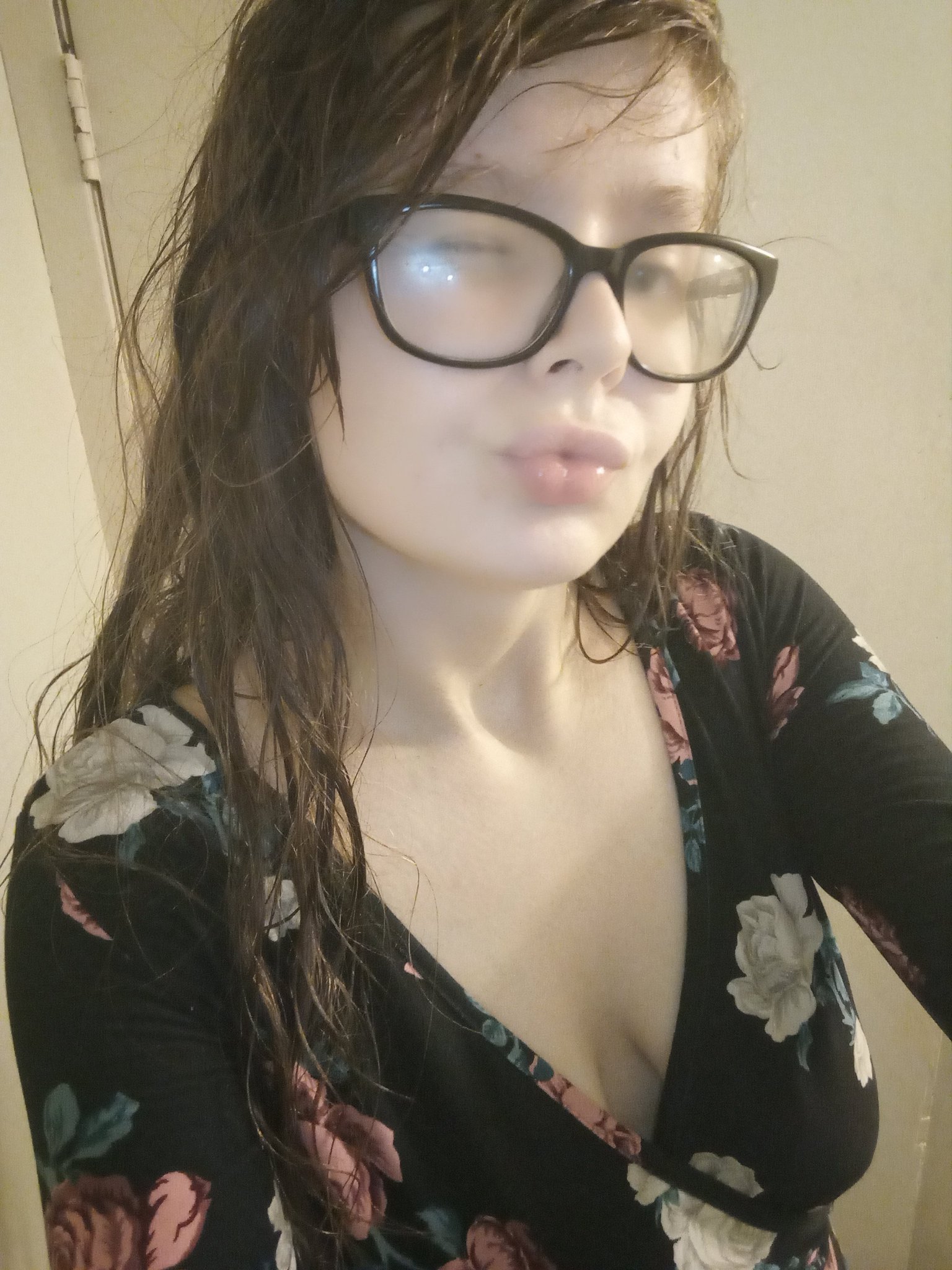 1 pic. feeling like a QUEEN 👑 RT for a few after shower selfies to be posted!! https://t.co/1gfuALUmEw