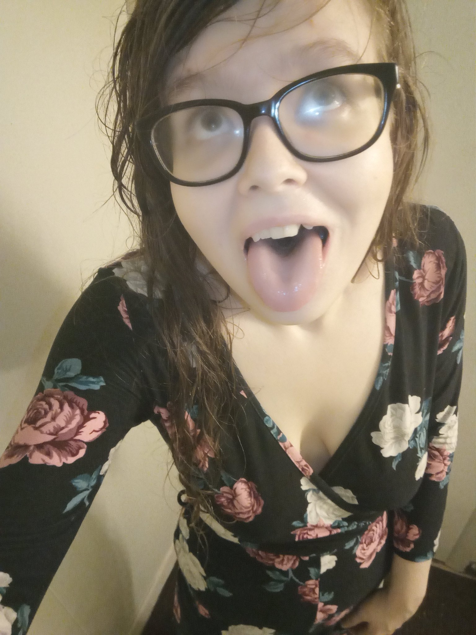 2 pic. feeling like a QUEEN 👑 RT for a few after shower selfies to be posted!! https://t.co/1gfuALUmEw