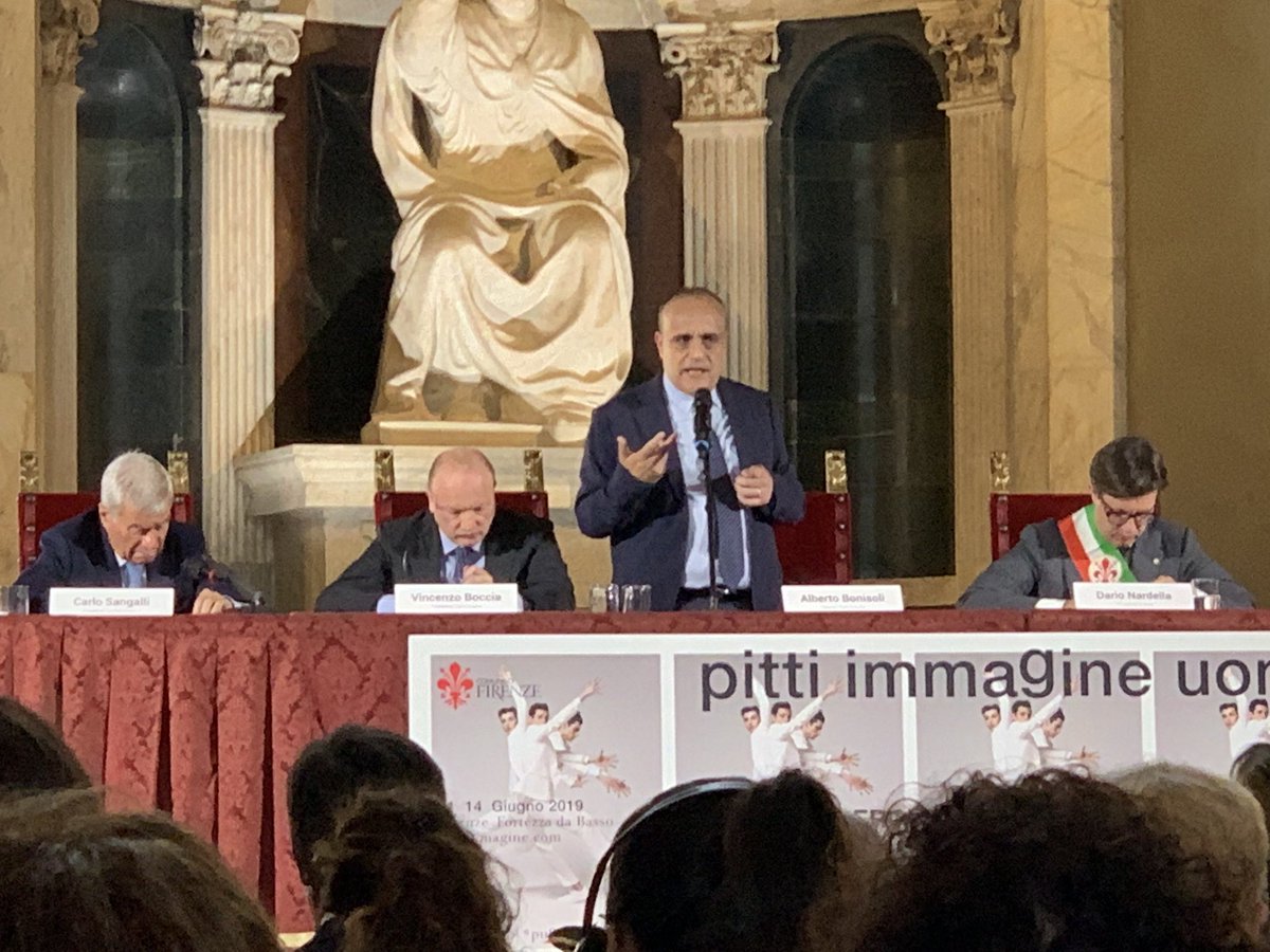 modaonlineit's tweet photo. La moda sta diventando sempre più parte della proposta culturale del nostro paese #albertobonisoli @Pitti_Immagine #pu96 #pittiuomo https://t.co/gY10i7DyIk