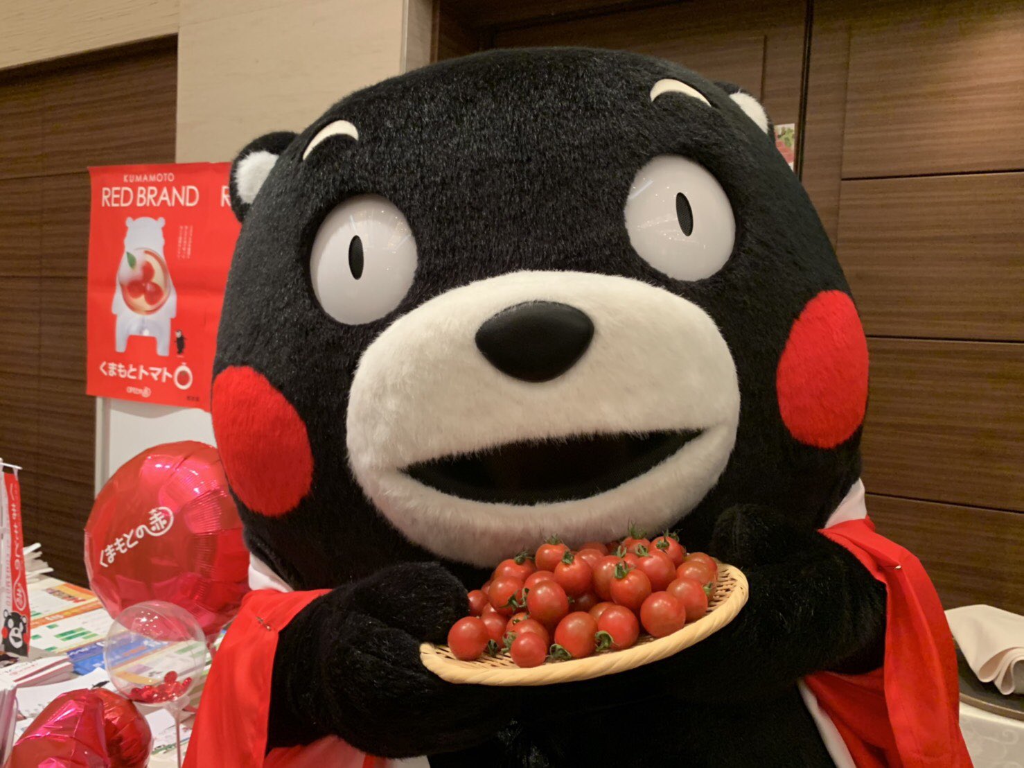 くまモン 公式 トマトを日本でいちばん多く作っているのは熊本県なんだモン ボクのほっぺに負けず 赤くてまあるいトマト おひとついかがかモーン くまモン 公式 トマトを日本でいちばん多く作っているのは熊本県なんだモン ボクのほっぺに負けず 赤くてまあるいトマト おひとついかがかモーン