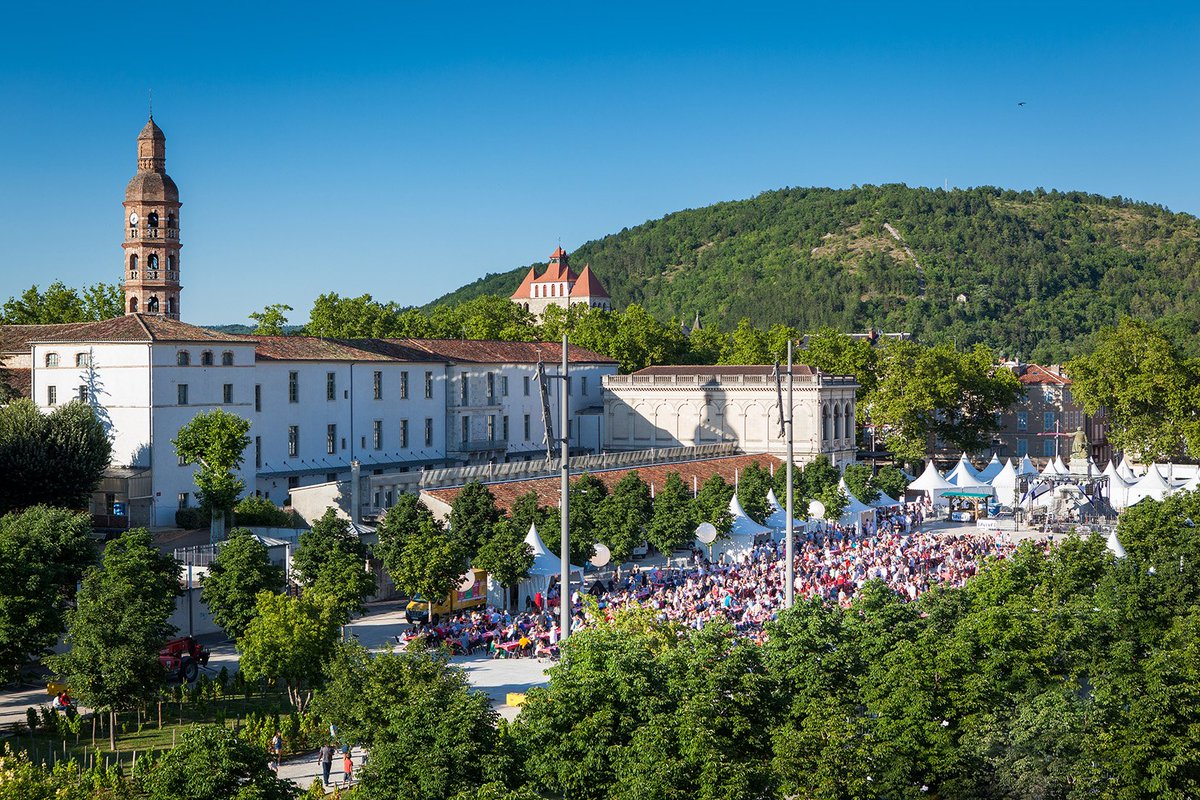 La billetterie Lot Of Saveurs est ouverte !
#GrandBanquet du samedi, brunch du dimanche, repas des Chefs, vous pouvez acheter vos billets à l’Office du tourisme de Cahors @CahorsTourisme ou les réserver en ligne ici : bit.ly/2WvCtID

Photo : Louis Nespoulous