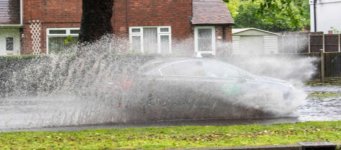 MikeSassi's tweet photo. Rain falling. Water collecting. Photographers being soaked. #WoodsideRoad #Beeston https://t.co/uSSPXt3nFk https://t.co/t49e03j6IF