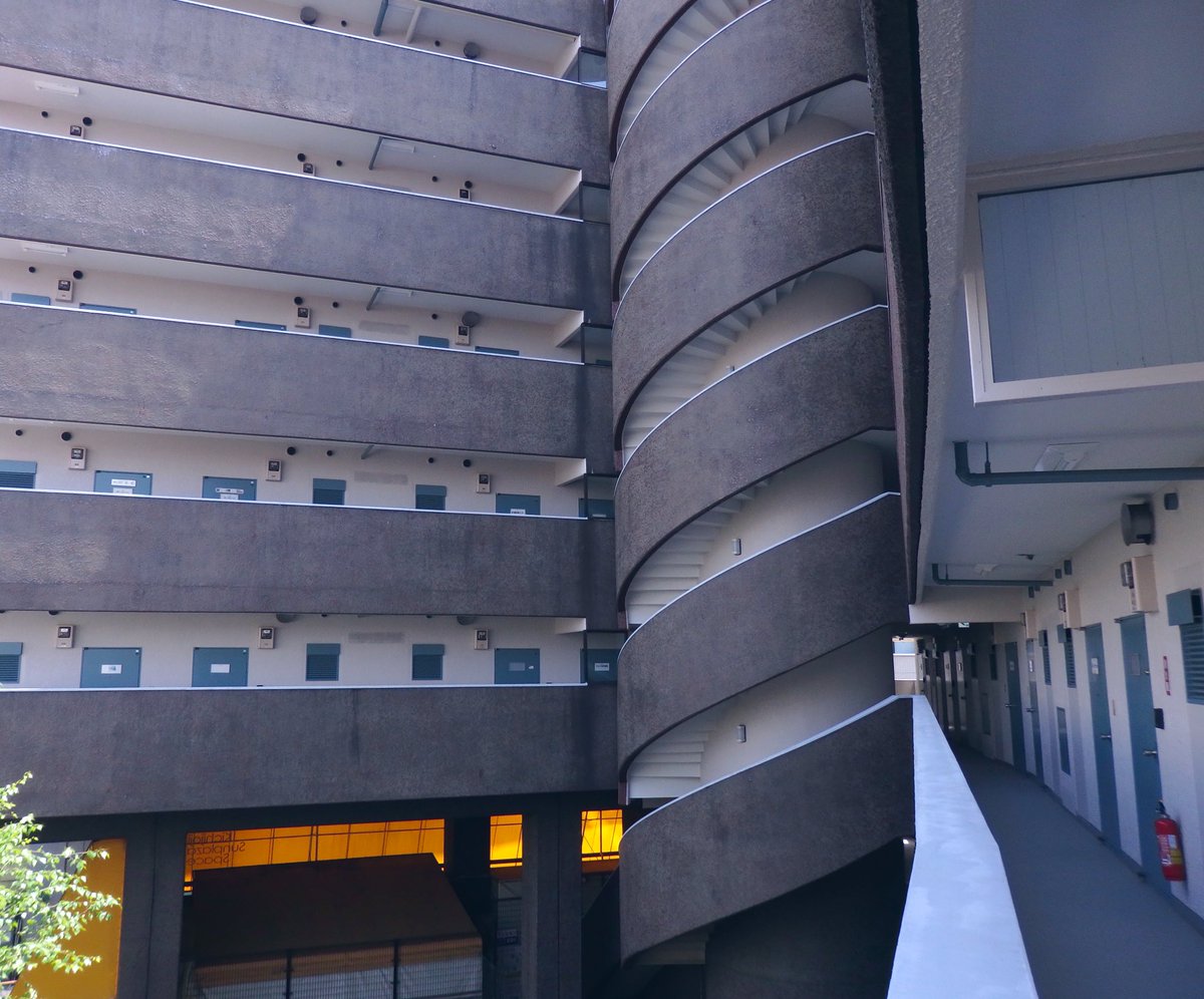 Haco Auf Twitter 永谷吉祥寺サンプラザ ぐるぐるの階段の真ん中には スペーシーなエレベーター 中央線 吉祥寺 三鷹間 かなり吉祥寺寄り の車窓から見えます 最近ちょっと明るめの茶色に塗り替えられました ビル自慢大会ミニ